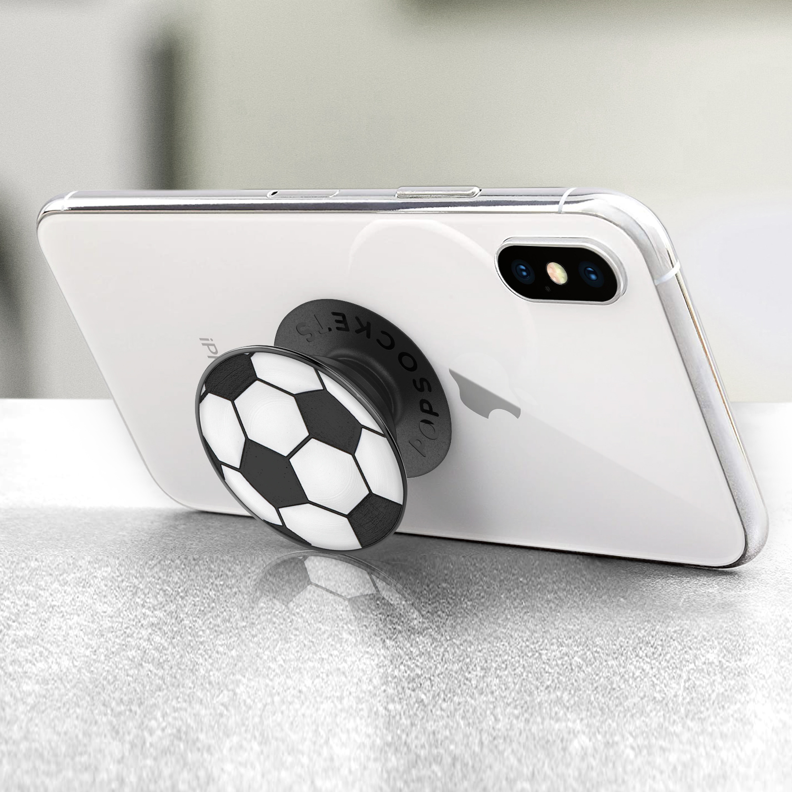 Weißes Telefon mit einem schwarz-weißen Fußball-Pop-Socket.