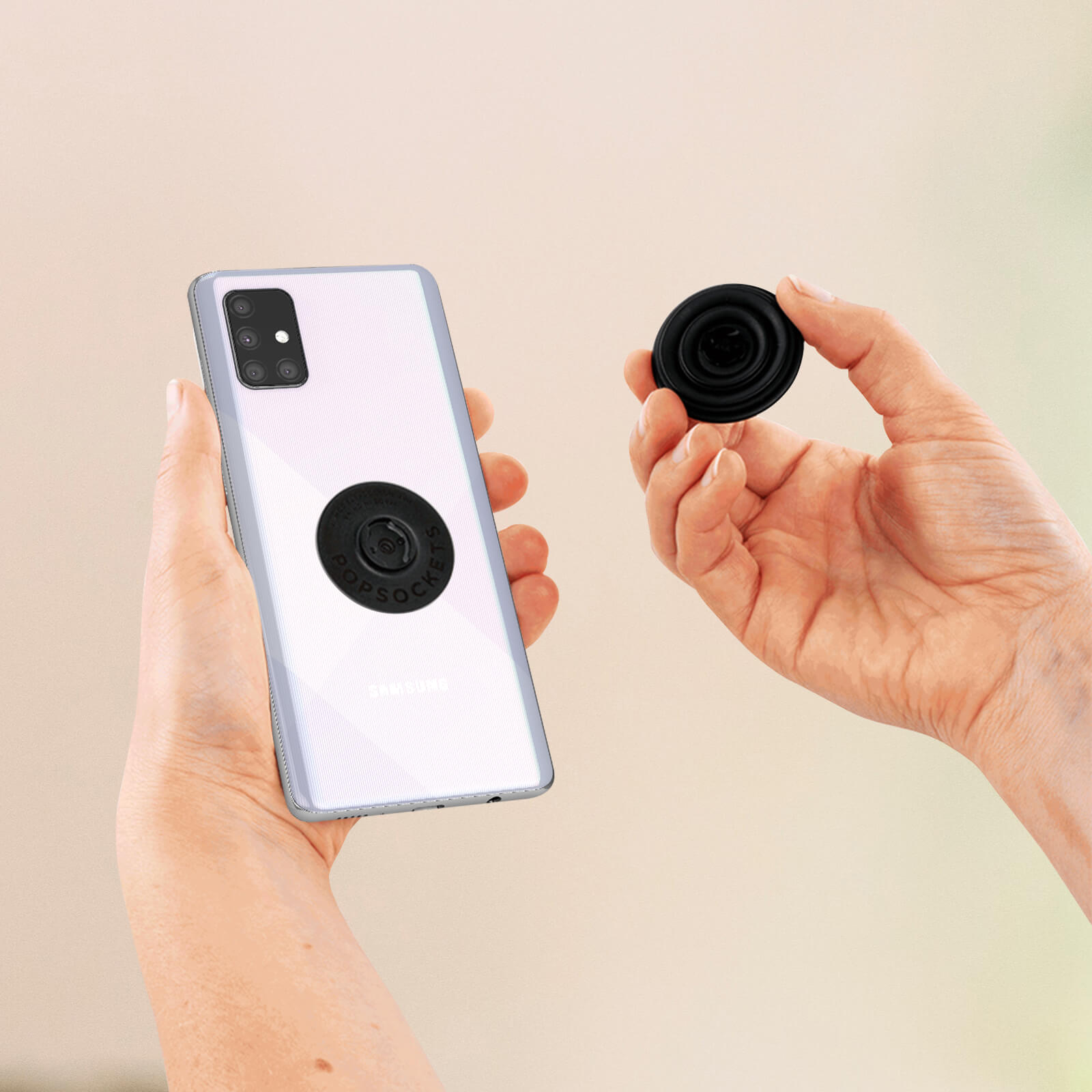 Hände halten ein Telefon mit einem Pop-Socket, ein anderer Pop-Socket ist frei.