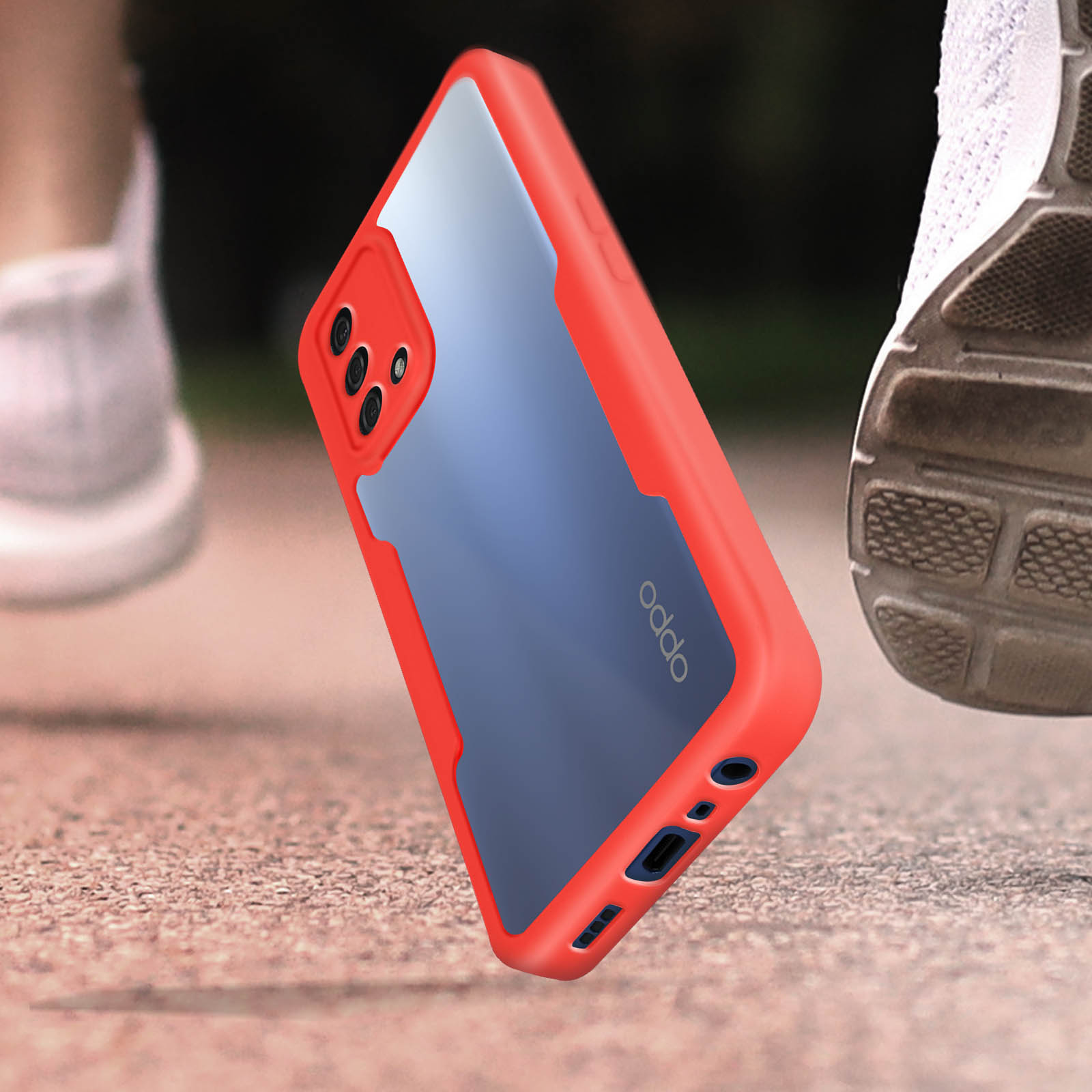 Een rood telefoonhoesje op een telefoon, met een vage achtergrond en hardloopschoenen.