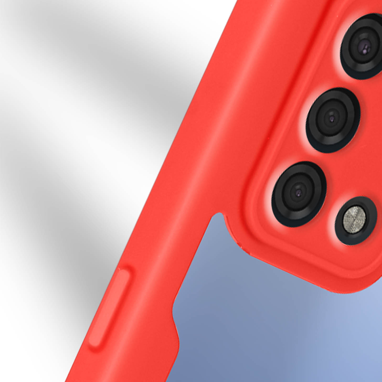 Close-up van een cameramodule van een telefoon op een rode telefoonhoes. Blauw interieur.