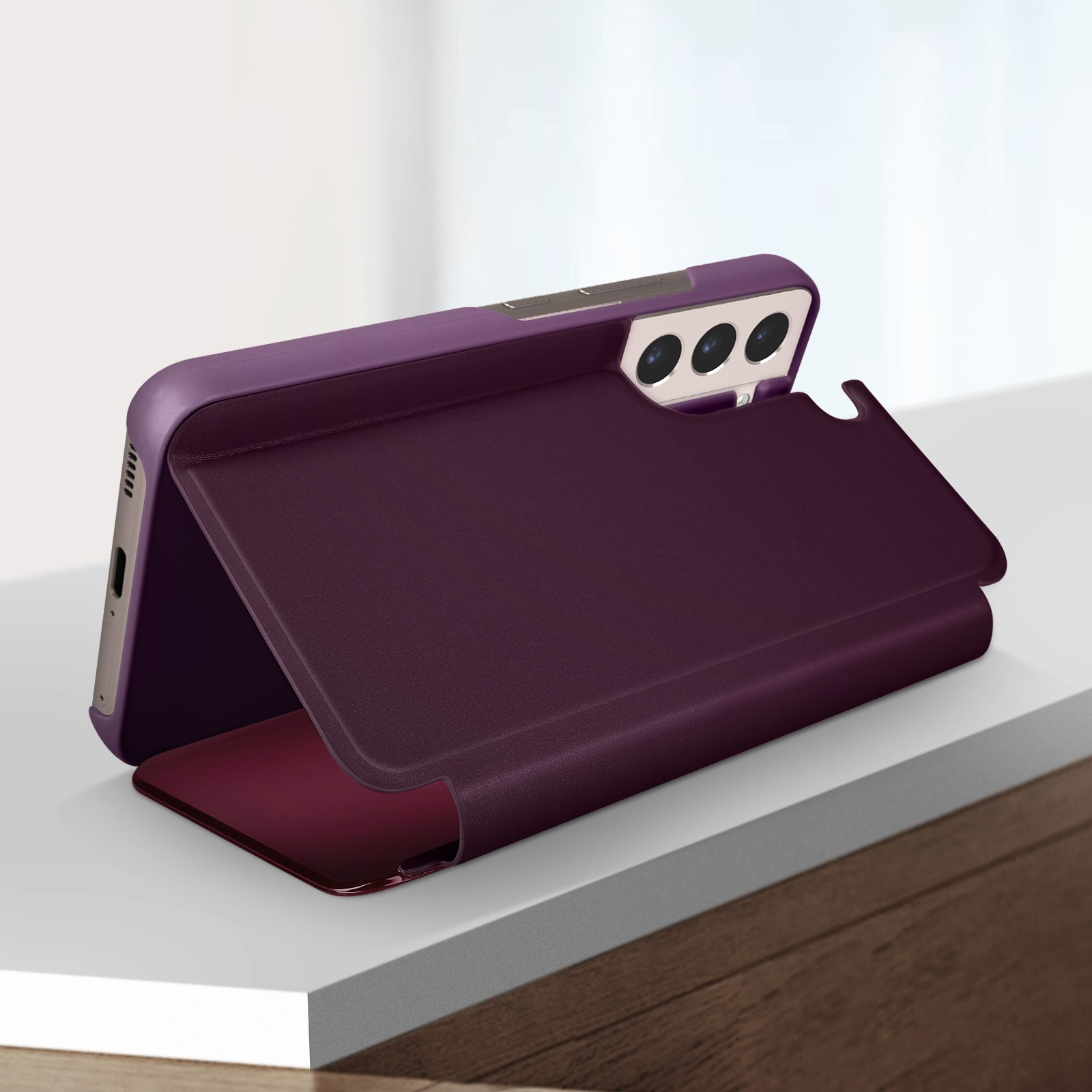 Una custodia per telefono viola con un telefono all'interno. Si apre lateralmente.