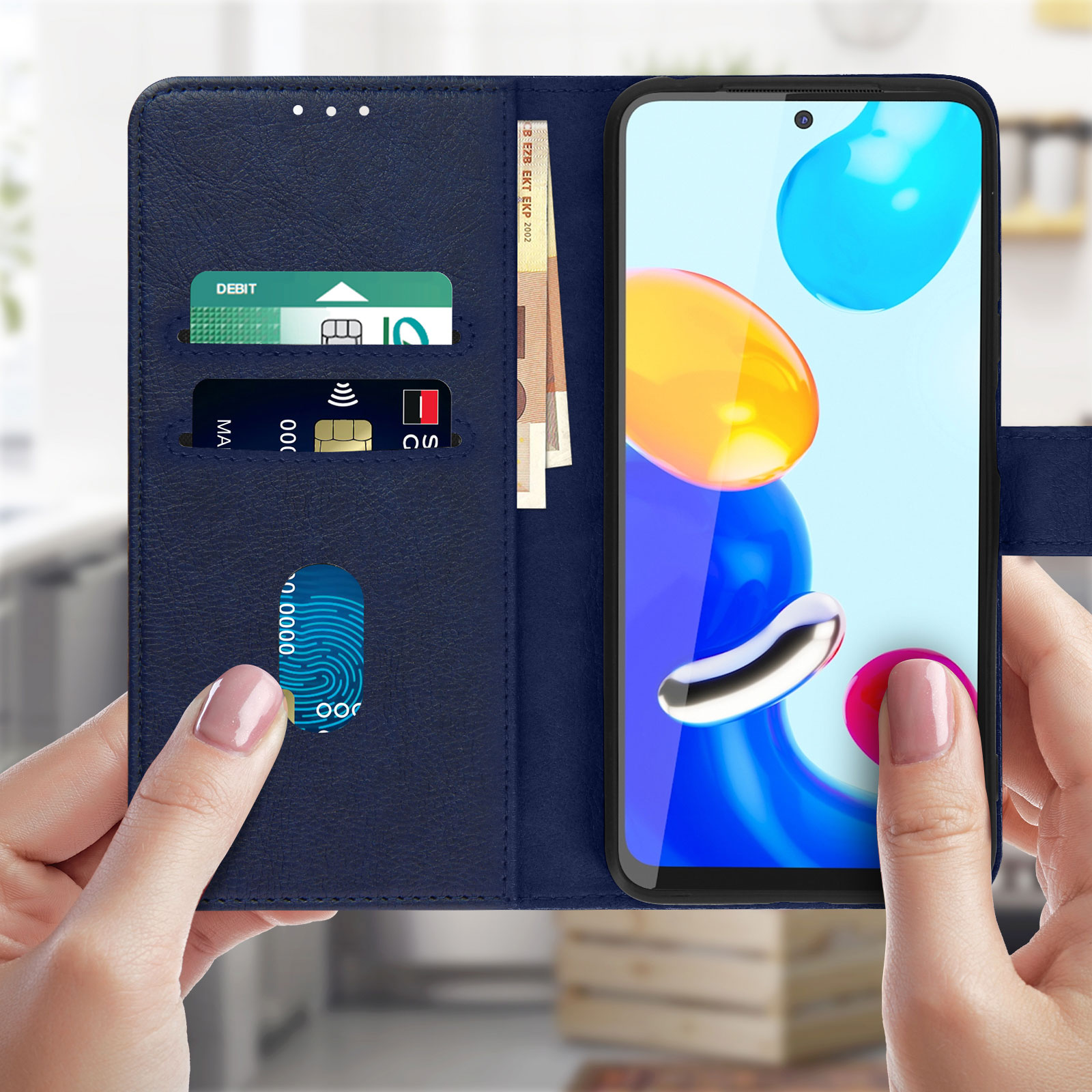 Un telefono è in una custodia a portafoglio blu scuro, con carte e denaro visibili all'interno. Unghie rosa.