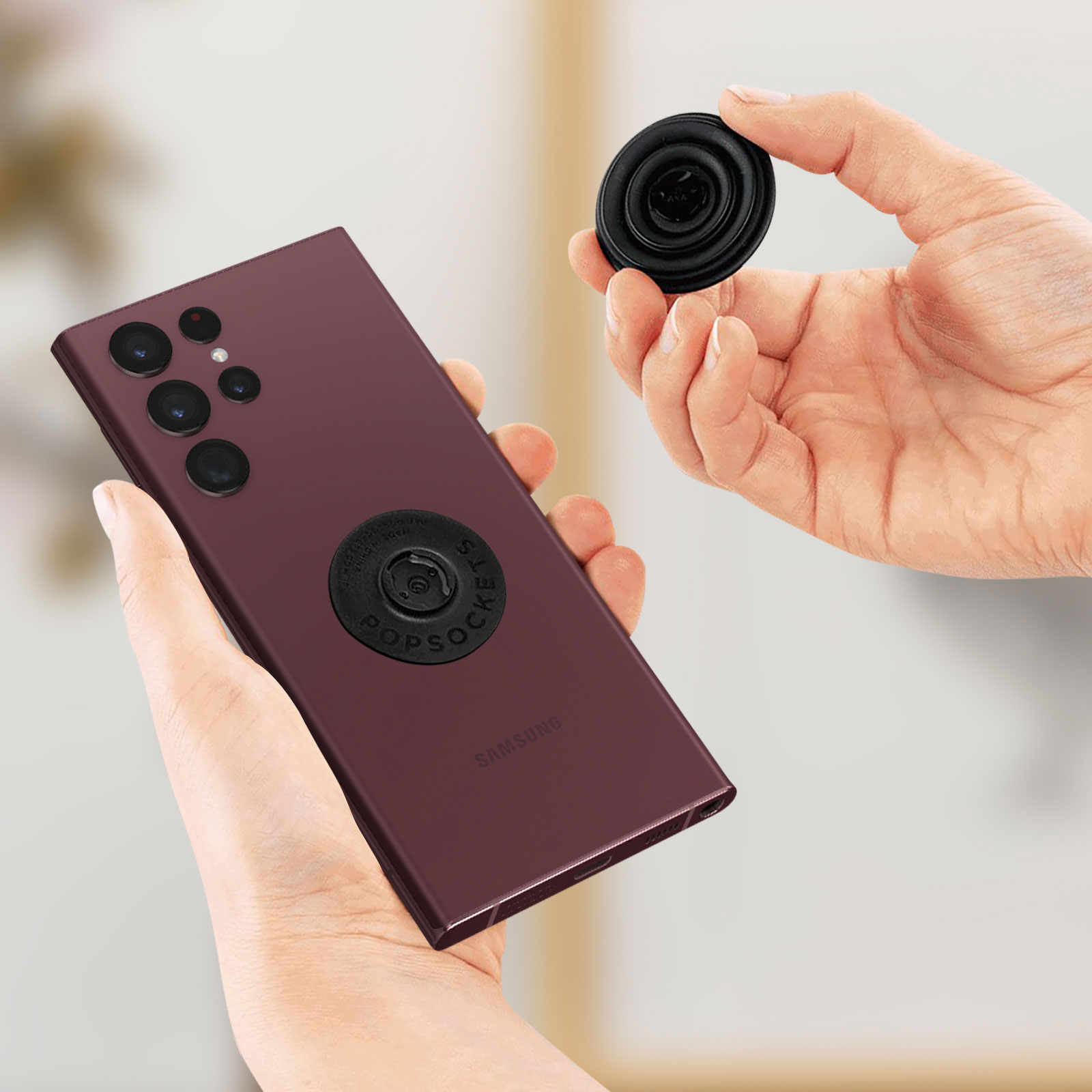 Eine Person hält ein Telefon mit einem PopSocket und einem anderen abgenommenen PopSocket.