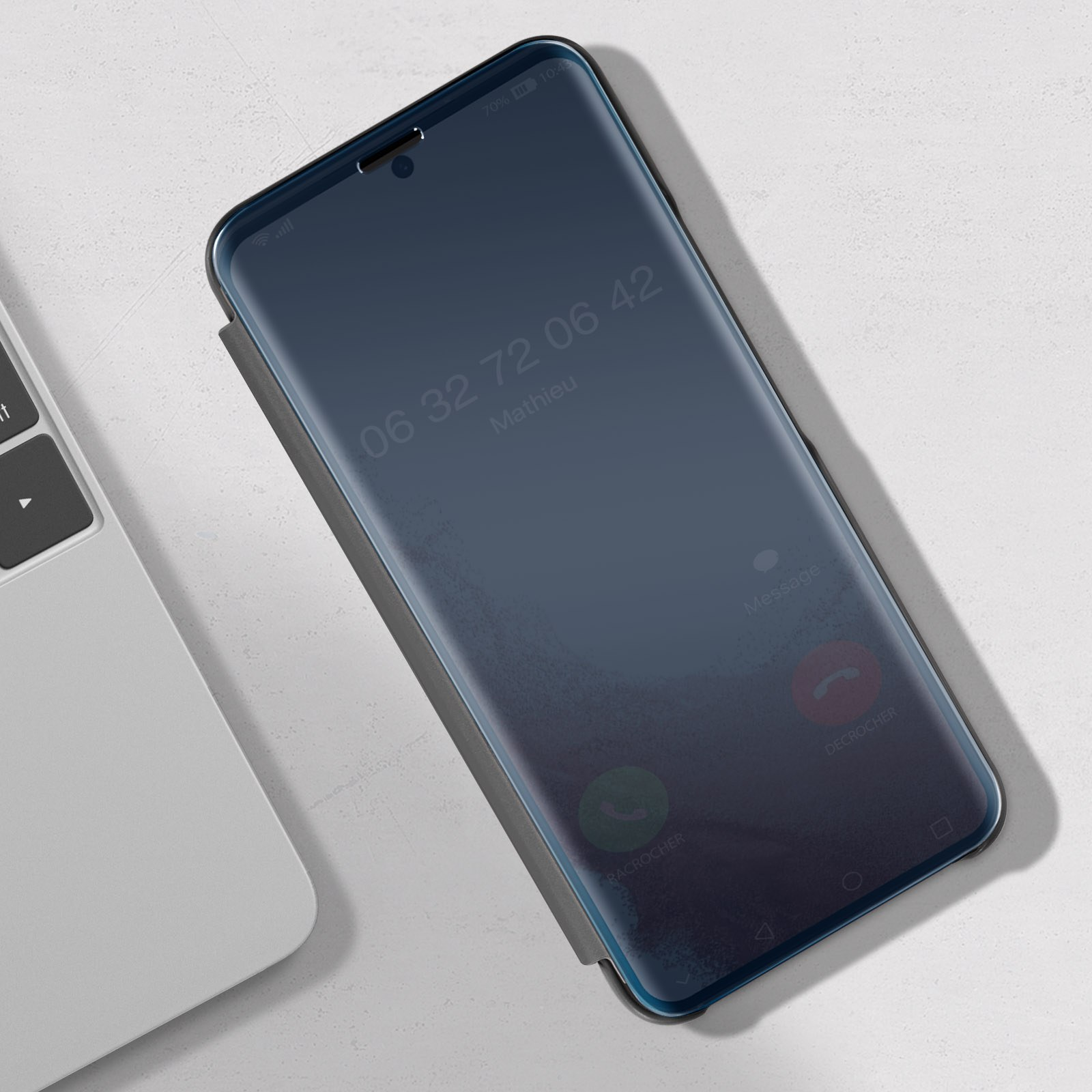 Uno schermo del telefono mostra una chiamata in arrivo con nome del contatto e opzioni di chiamata.