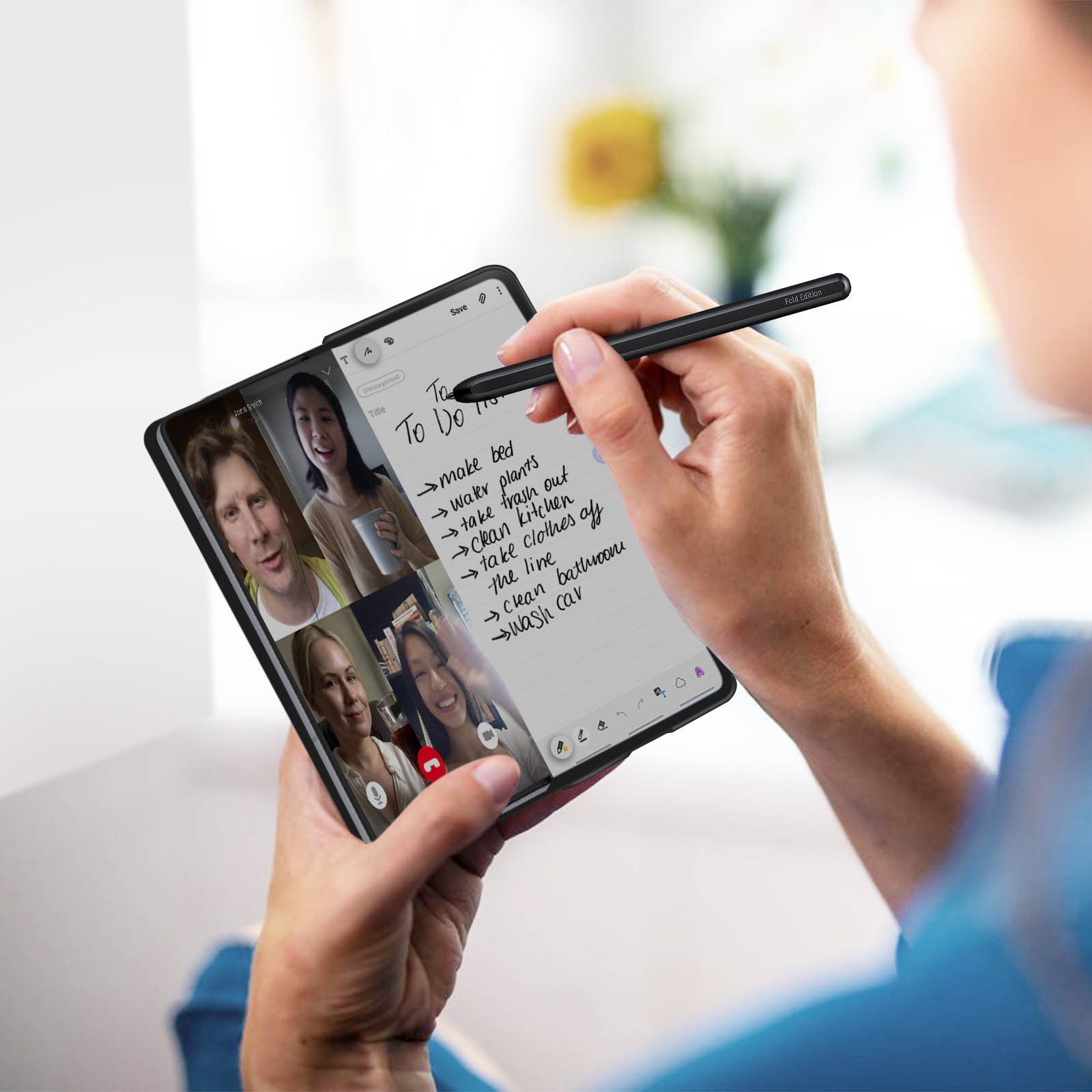 Eine Person benutzt ein Tablet. Das Tablet zeigt einen Videoanruf mit mehreren Personen.