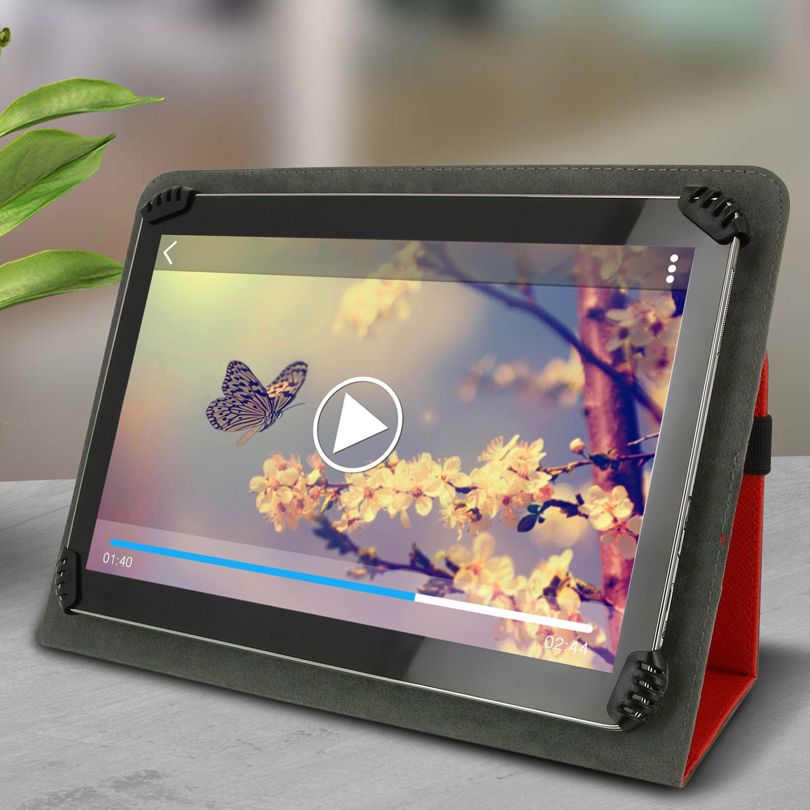 Un tablet in una custodia che mostra un video di farfalle. Lo sfondo è sfocato.