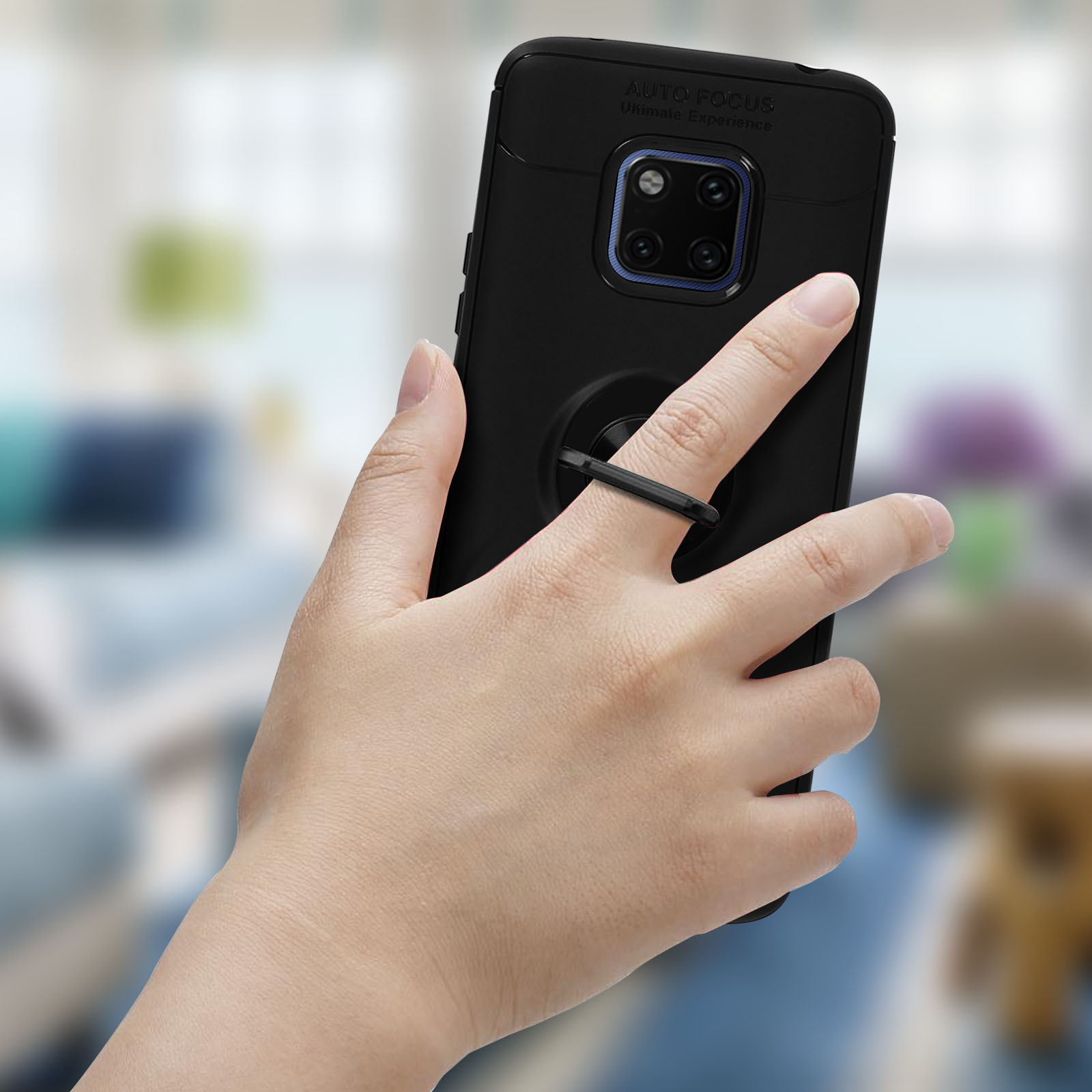 Una mano che tiene un telefono con un supporto ad anello. Il telefono è in una custodia nera.