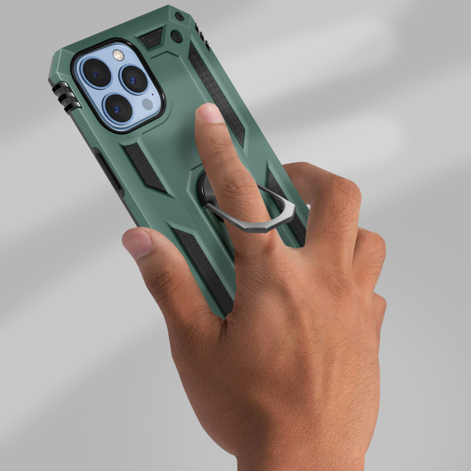 Custodia verde per telefono con anello, tenuta in mano. Sfondo neutro.