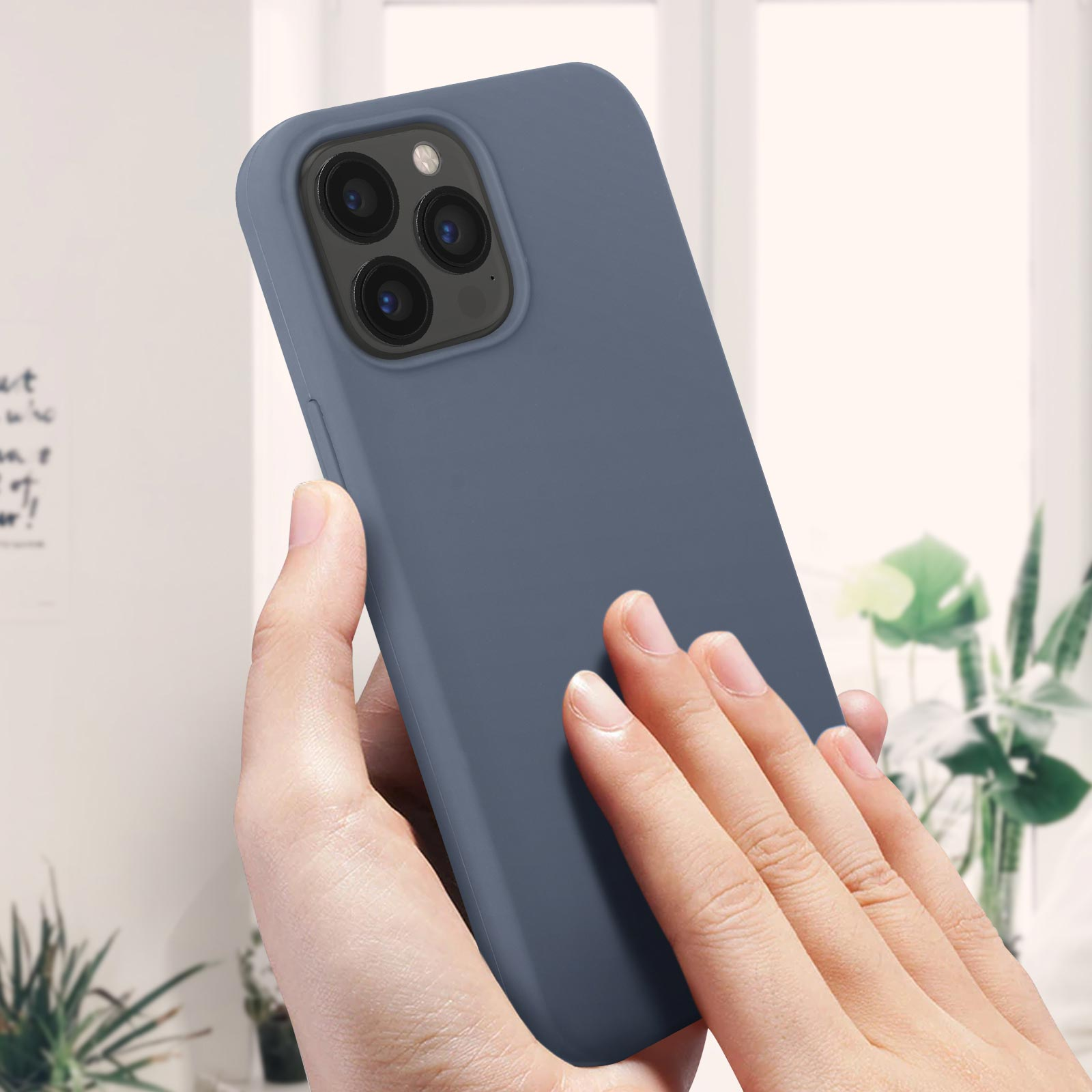 Eine Hand, die eine blaue Handyhülle hält.