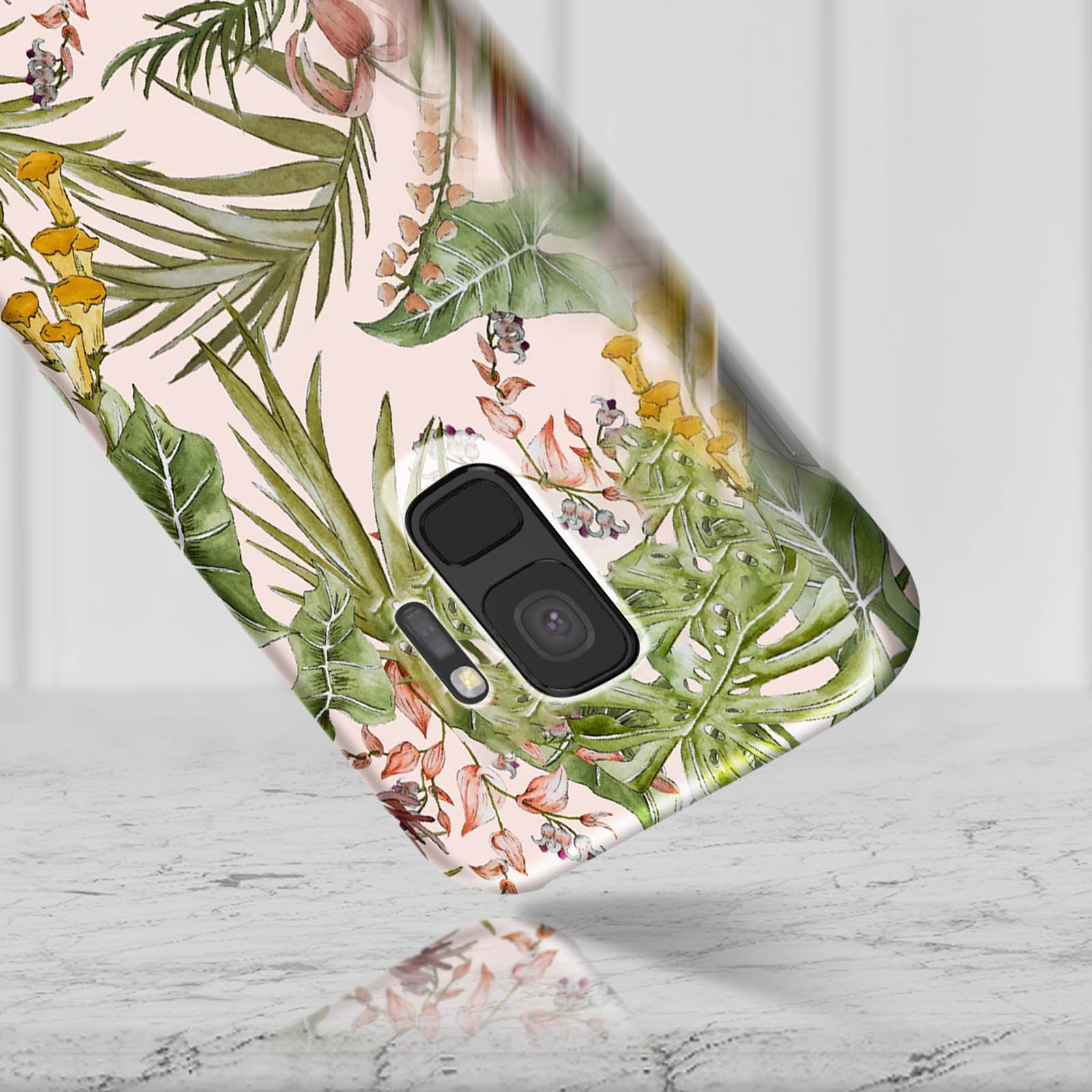 Primo piano di una custodia per telefono con un design floreale, su una superficie strutturata.