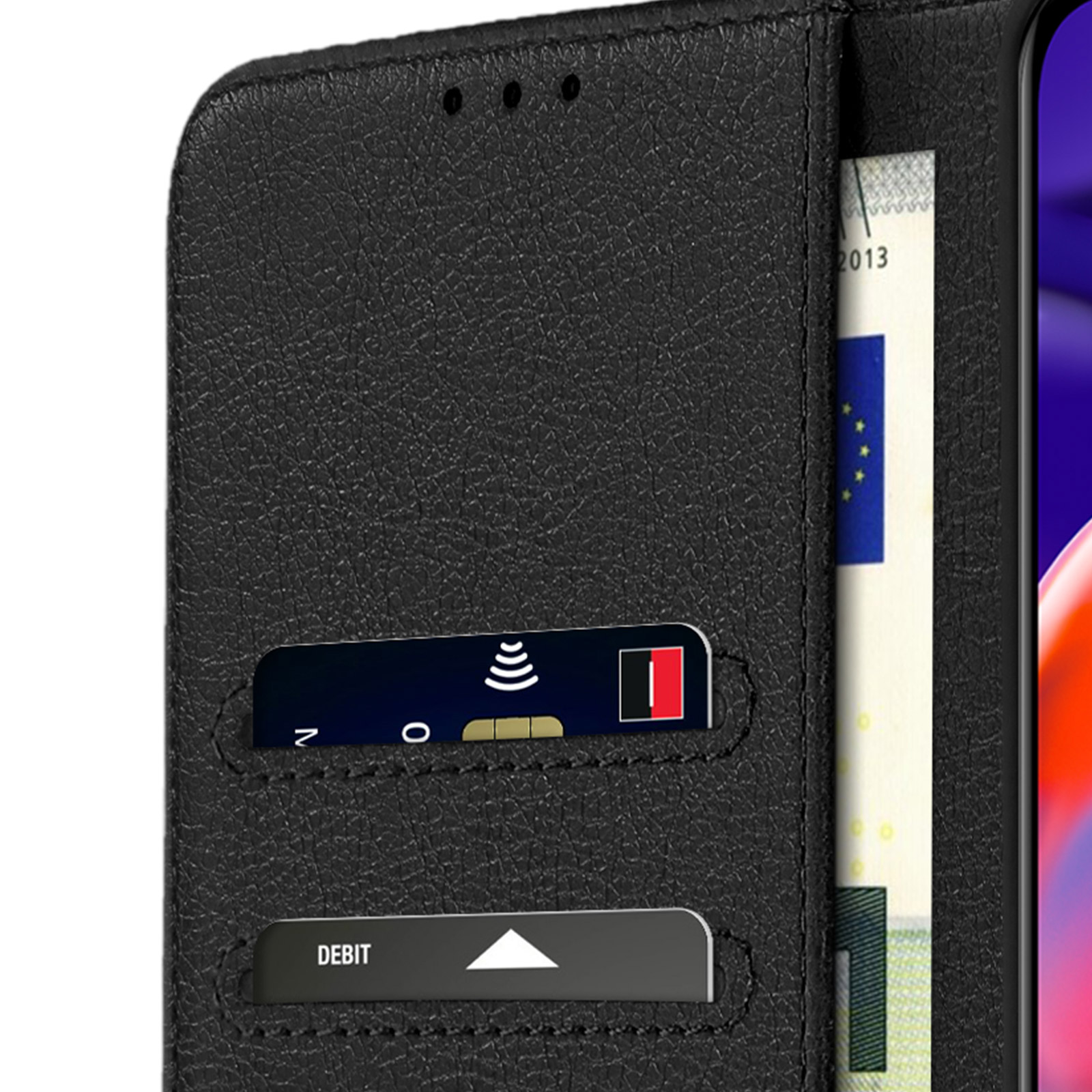 Custodia per telefono in pelle nera aperta. Contiene una carta di debito, contanti e fessure per altre carte.