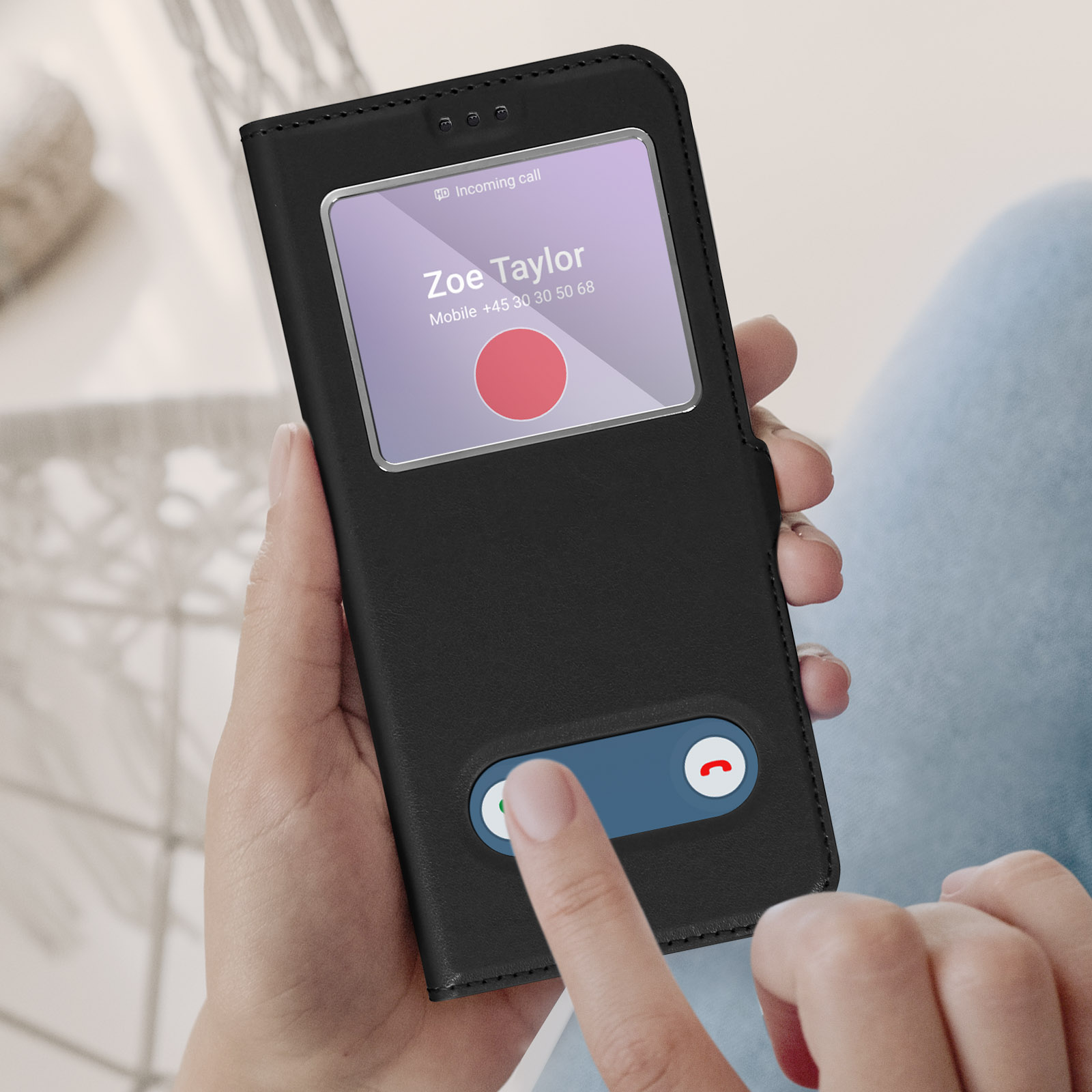 Un étui de téléphone noir avec un écran affichant un appel entrant de Zoe Taylor.