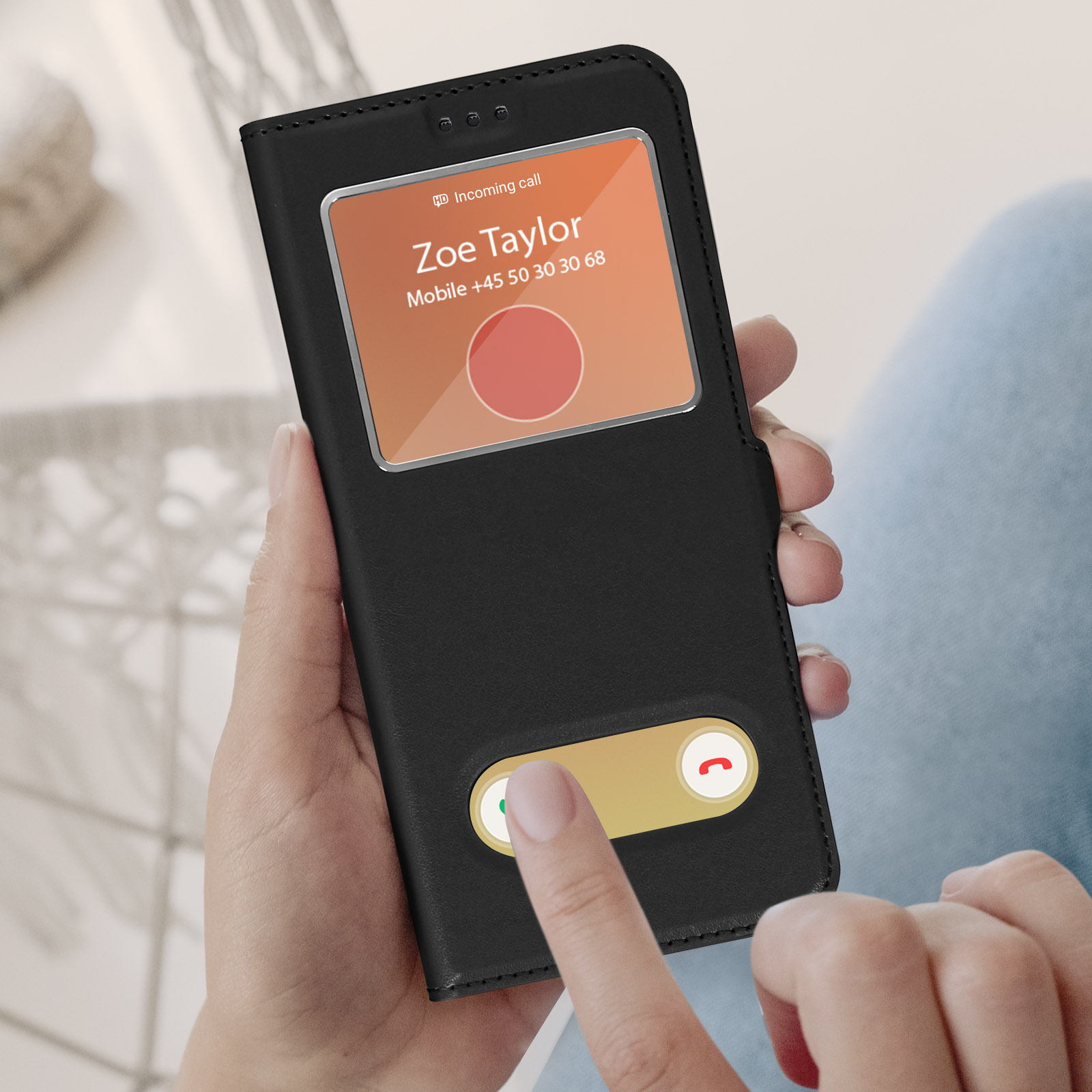 Étui de téléphone noir affichant un appel entrant de Zoe Taylor. Un doigt touche le bouton de réponse.