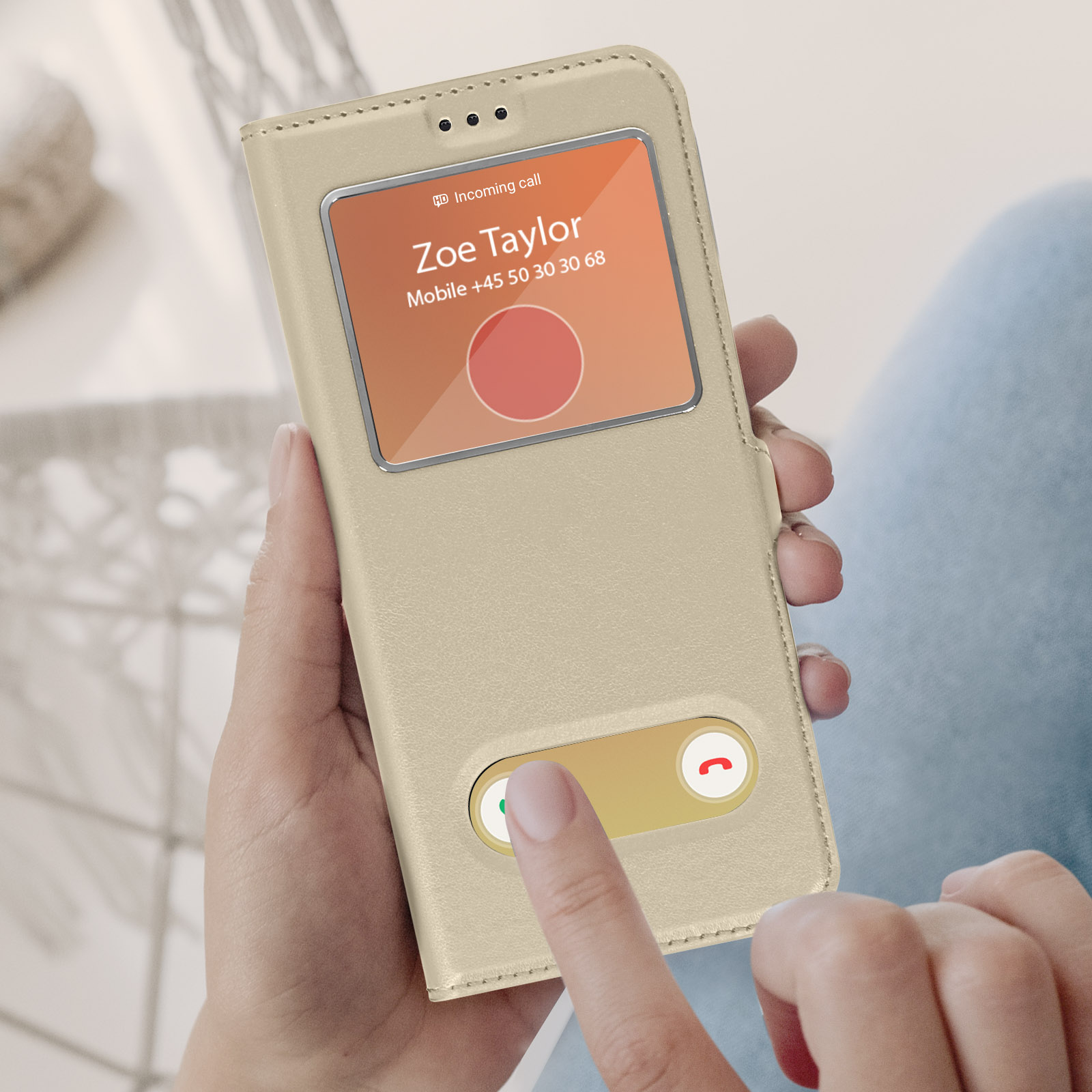 Une coque de téléphone avec une fenêtre. La coque affiche un appel entrant de Zoe Taylor.