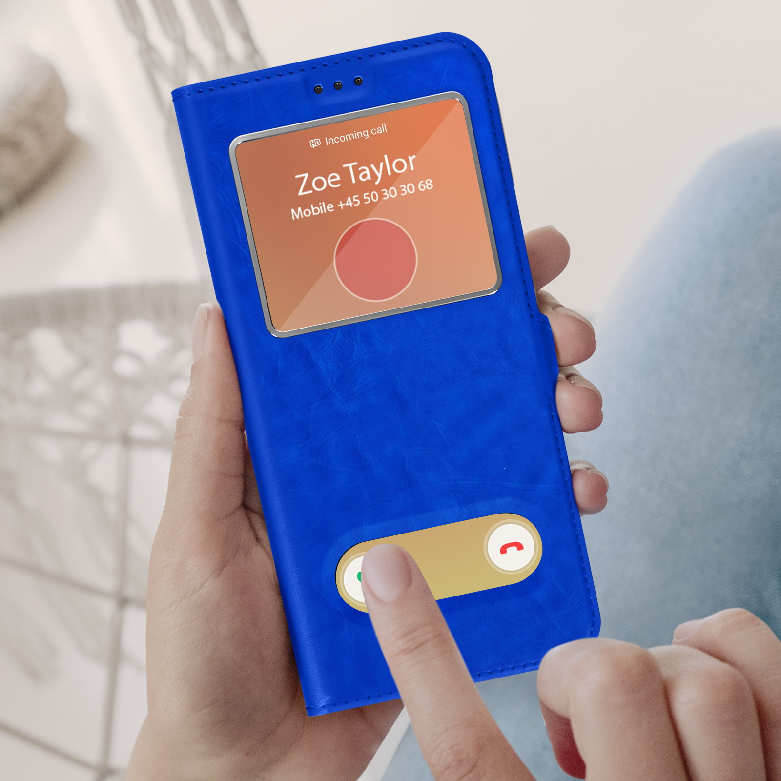 Coque de téléphone bleue avec écran affichant un appel entrant de Zoe Taylor.