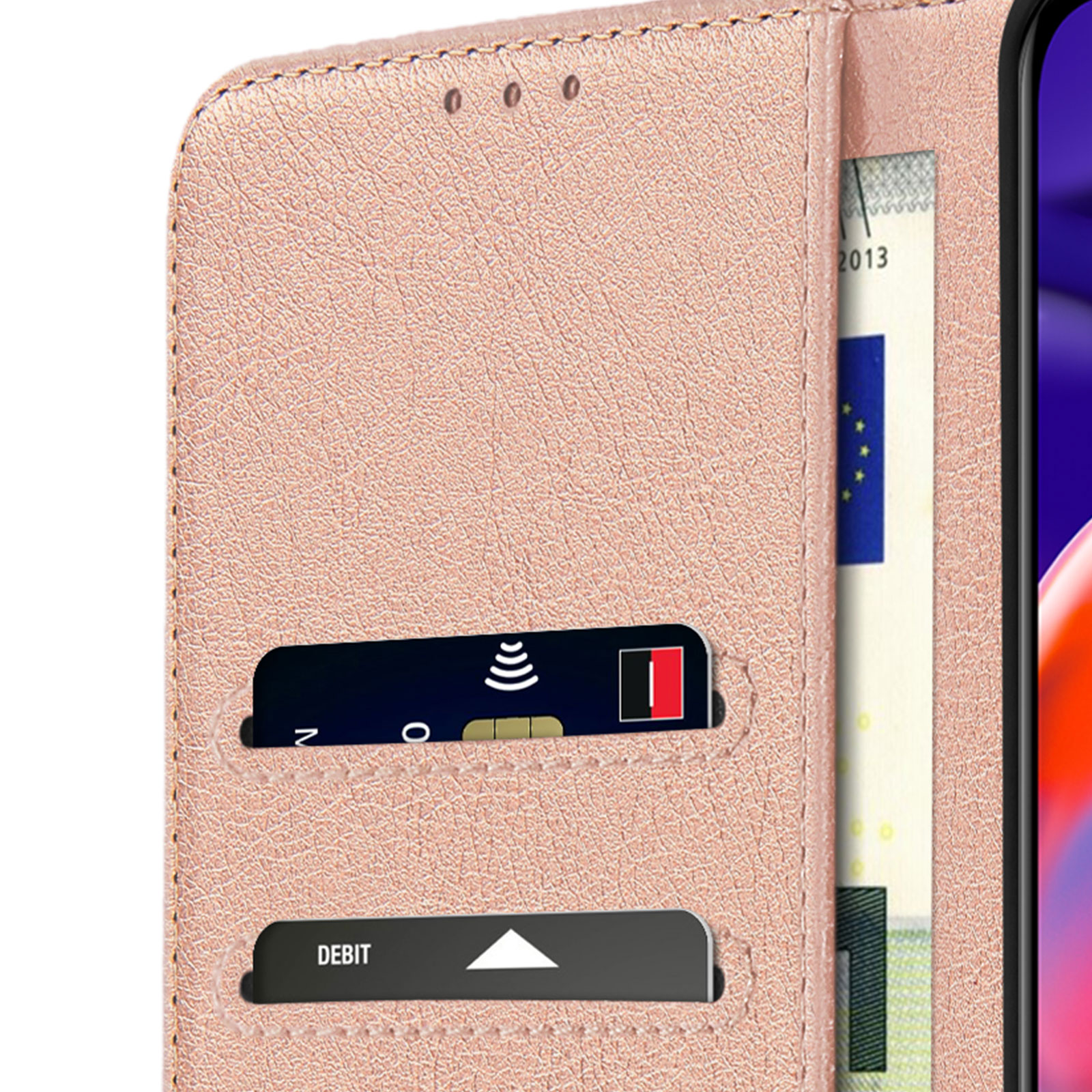 Custodia rosa aperta. Carte negli slot, banconota euro e schermo telefono visibili. Mostrata carta di debito.