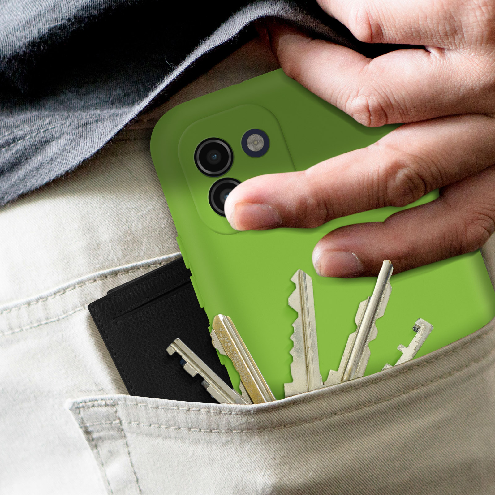 Hand in der Tasche mit Schlüsseln und schwarzer Karte. Grüne Handyhülle.
