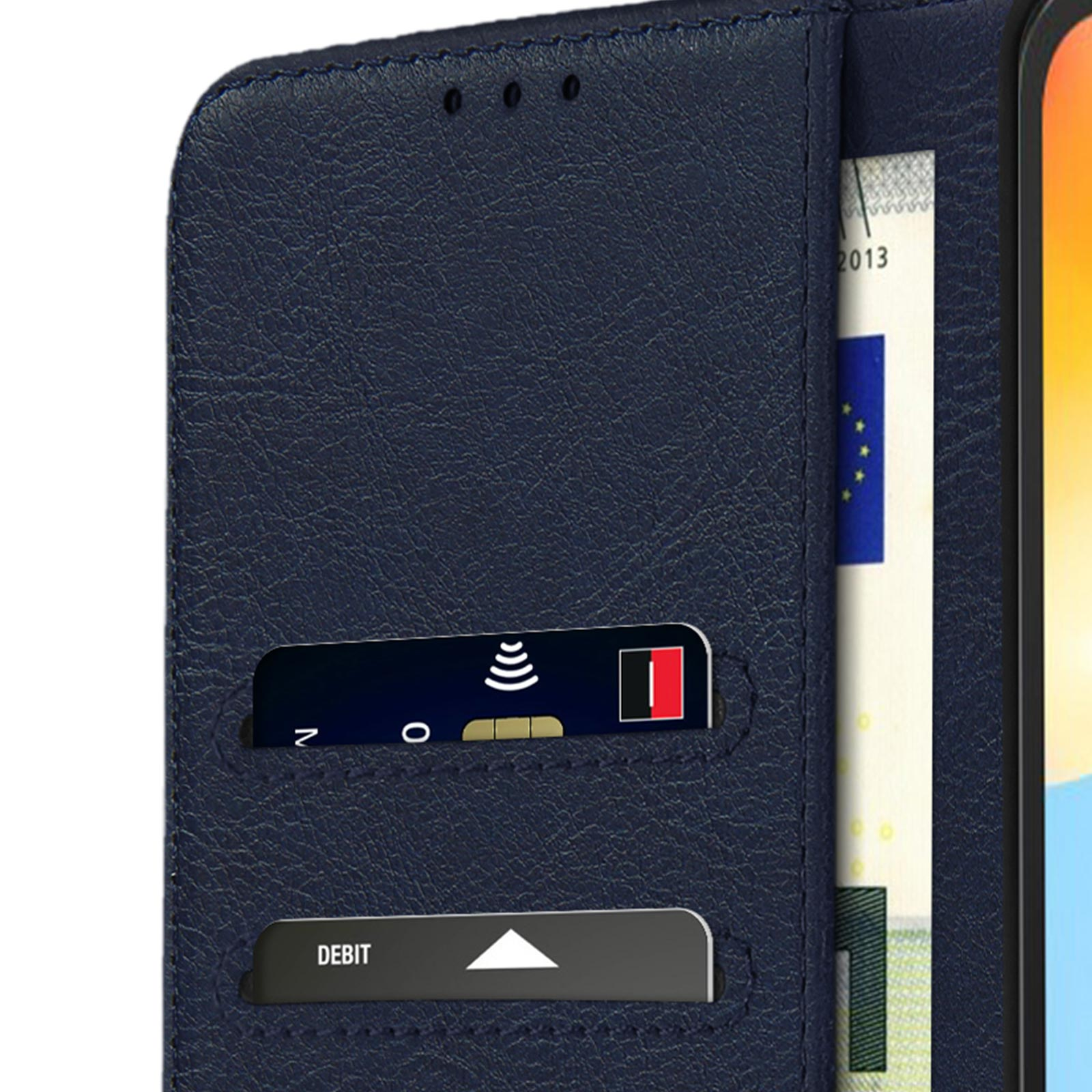 Custodia blu per telefono con slot per carte, una carta di debito e denaro visibile.