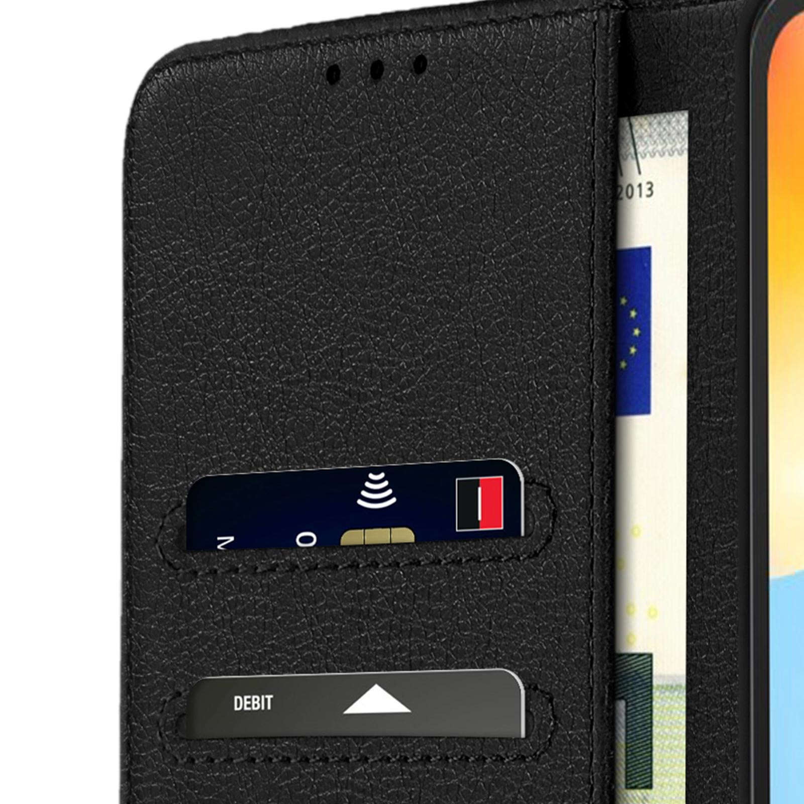 Una custodia per telefono con carte e contanti visibili. La custodia è nera.