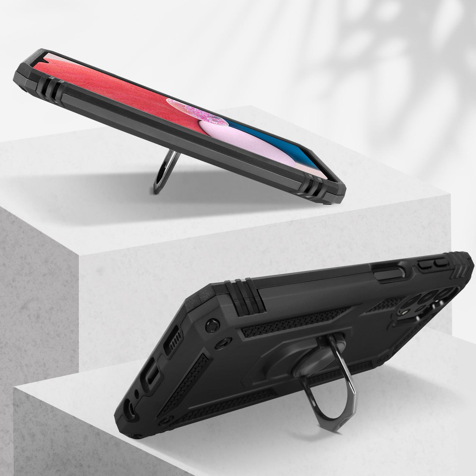 Zwarte telefoonhoes met ringstandaard. Witte en grijze achtergrond.