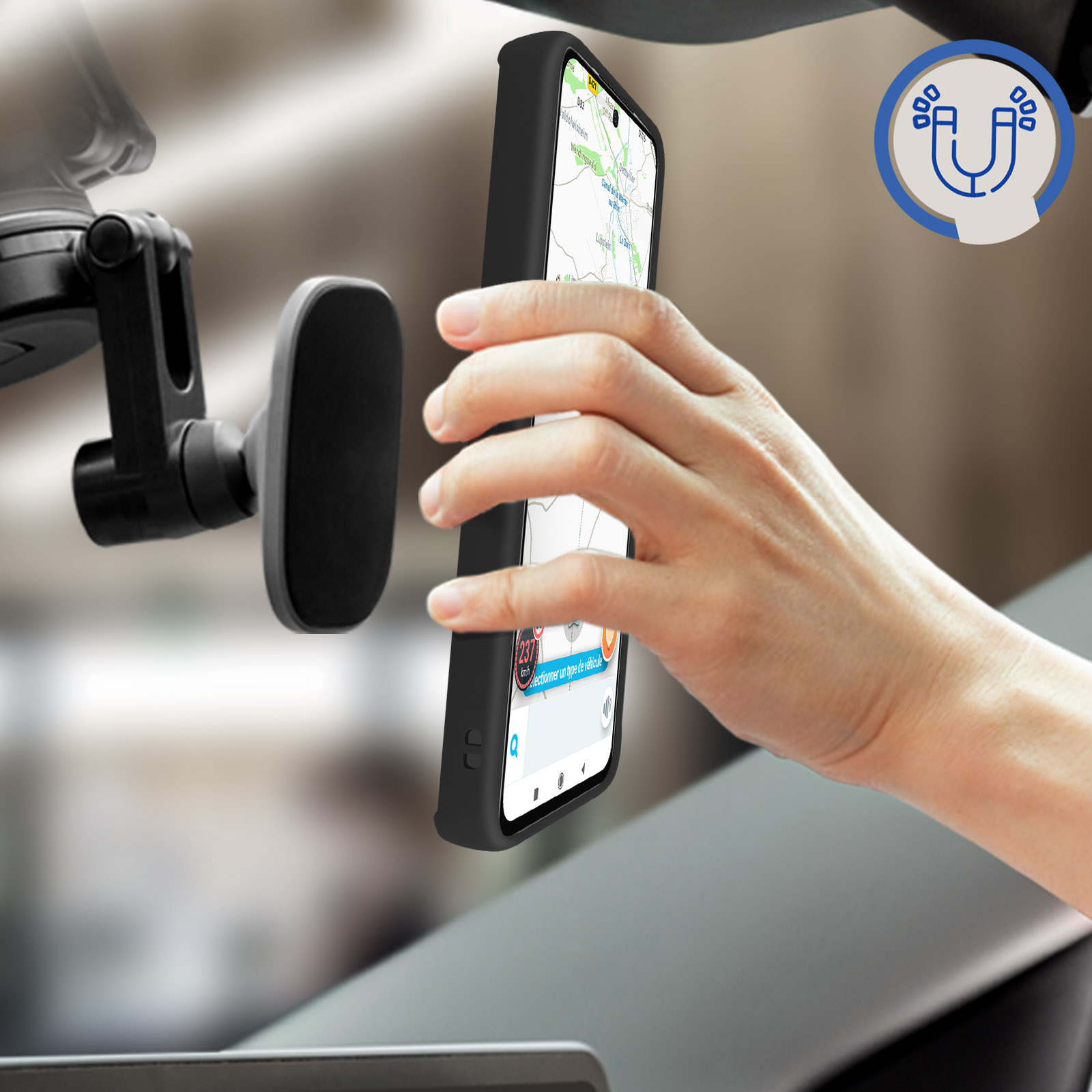 Mano che tiene il telefono con l'app della mappa in auto, montato sul parabrezza. Icona magnetica visibile.