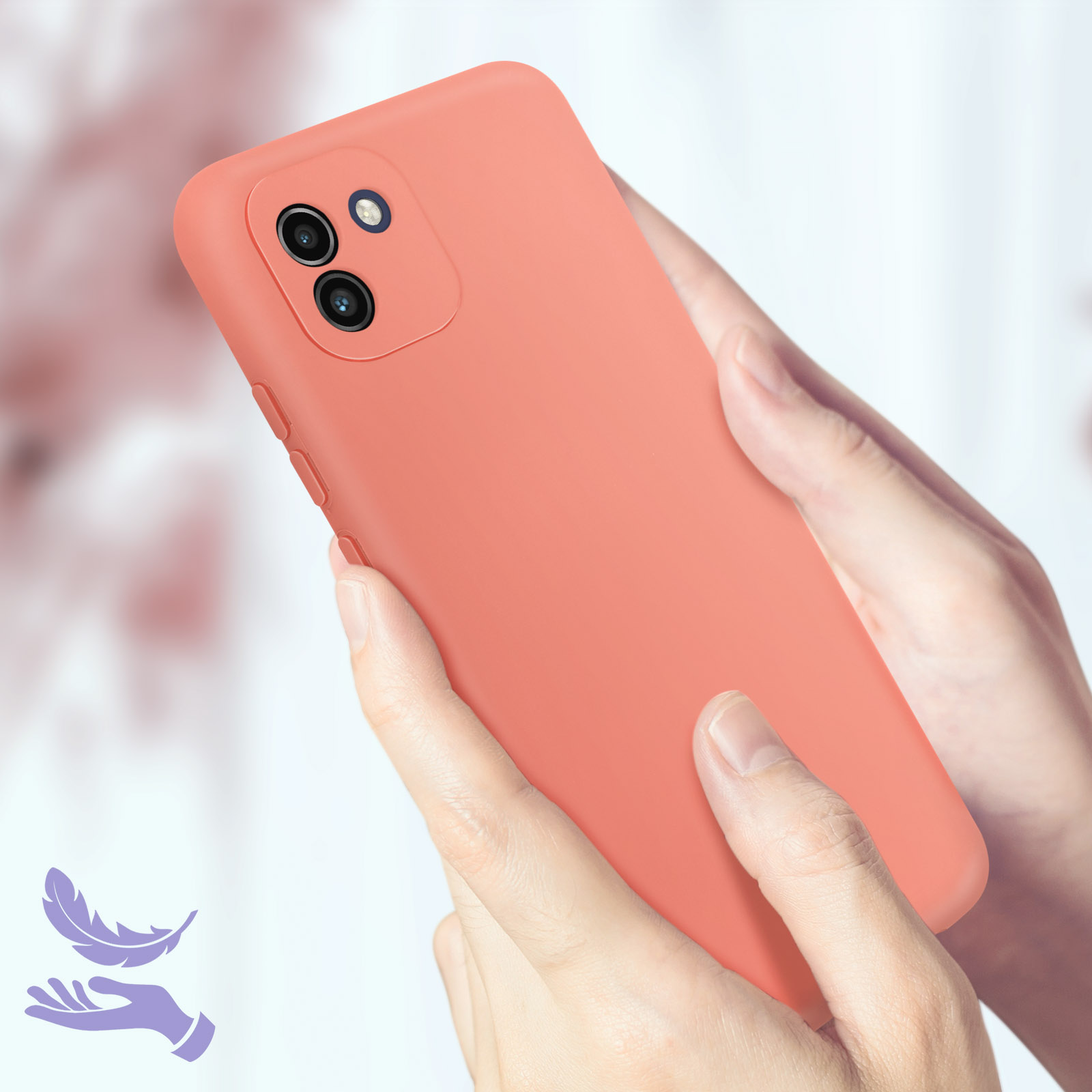 Een persoon houdt een koraalkleurige telefoonhoes vast met een telefoon. De hoes heeft uitsparingen voor de camera.