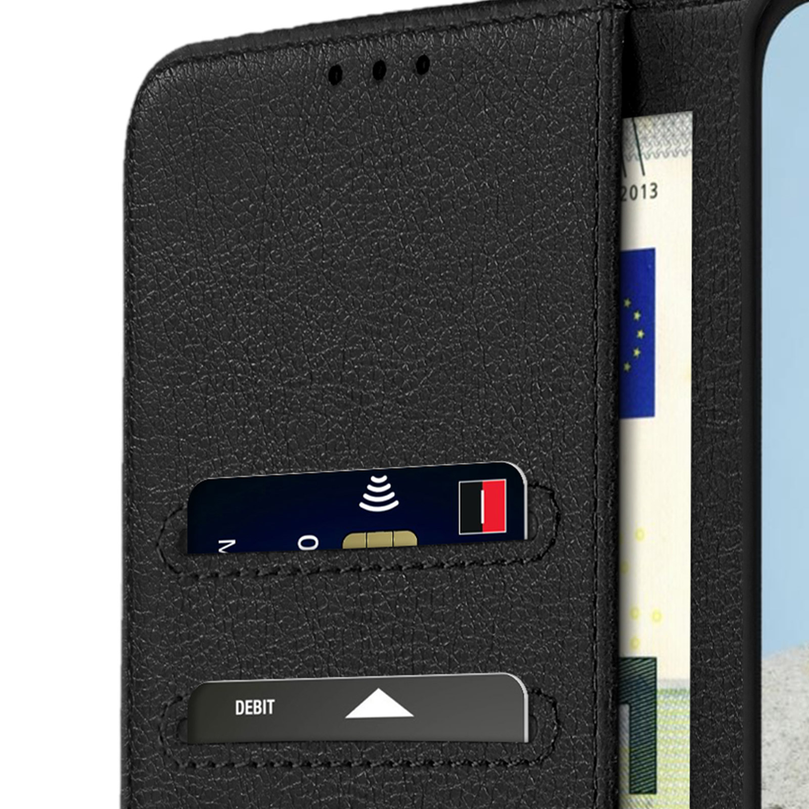 Custodia in pelle nera con scomparti per carte, con una carta di debito e una banconota in euro.