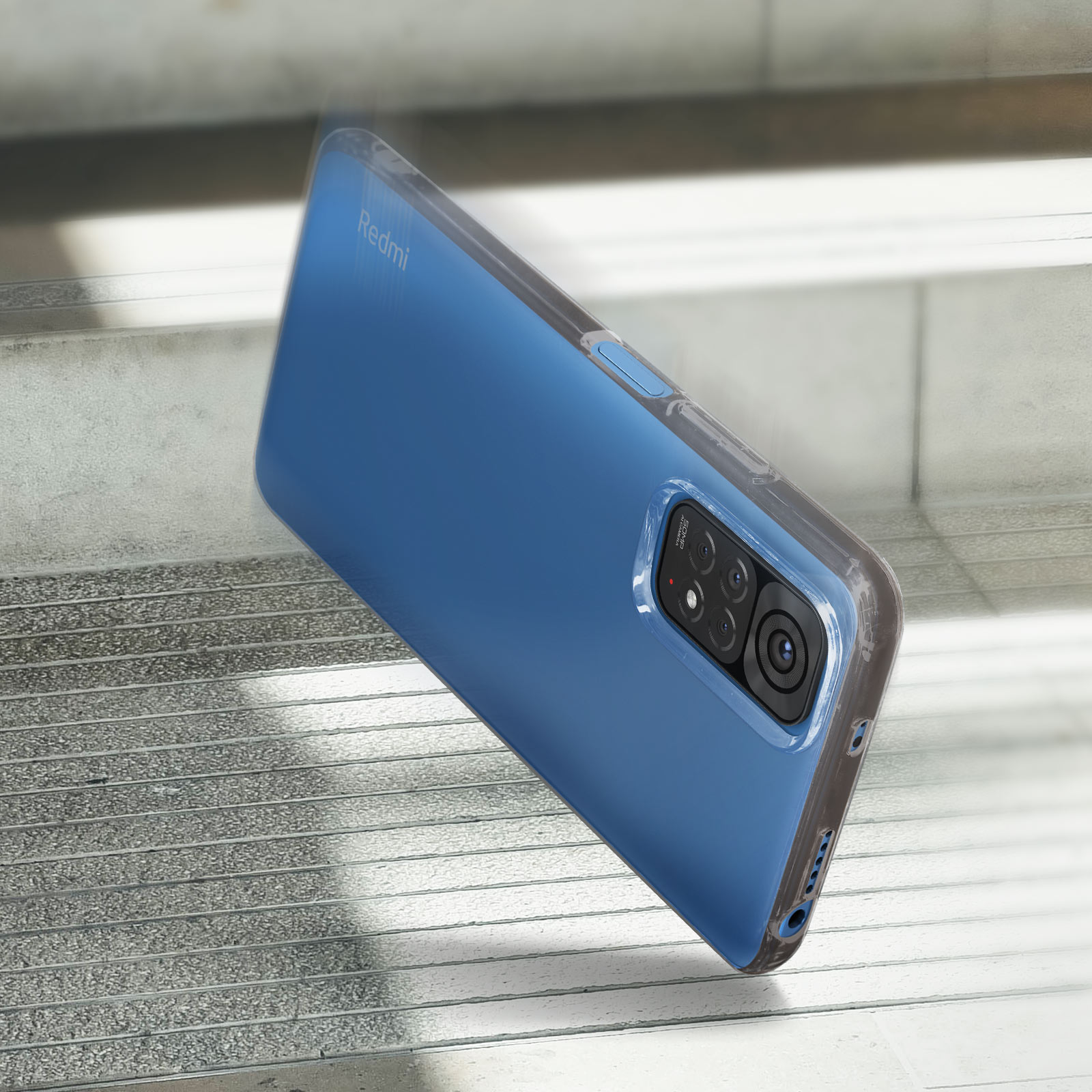 Una custodia blu per telefono su una scala. La custodia è sulle scale.