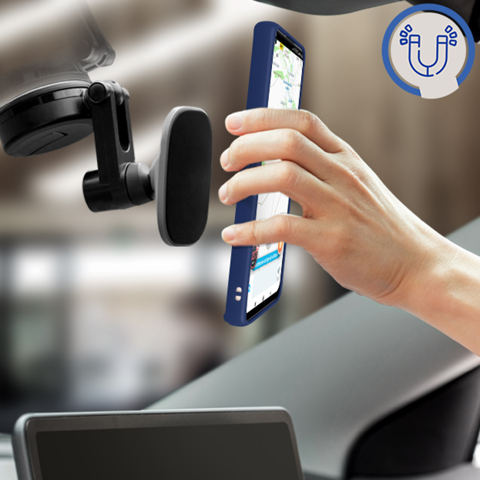 Hand die een blauwe telefoon vasthoudt. Magnetische autohouder links.