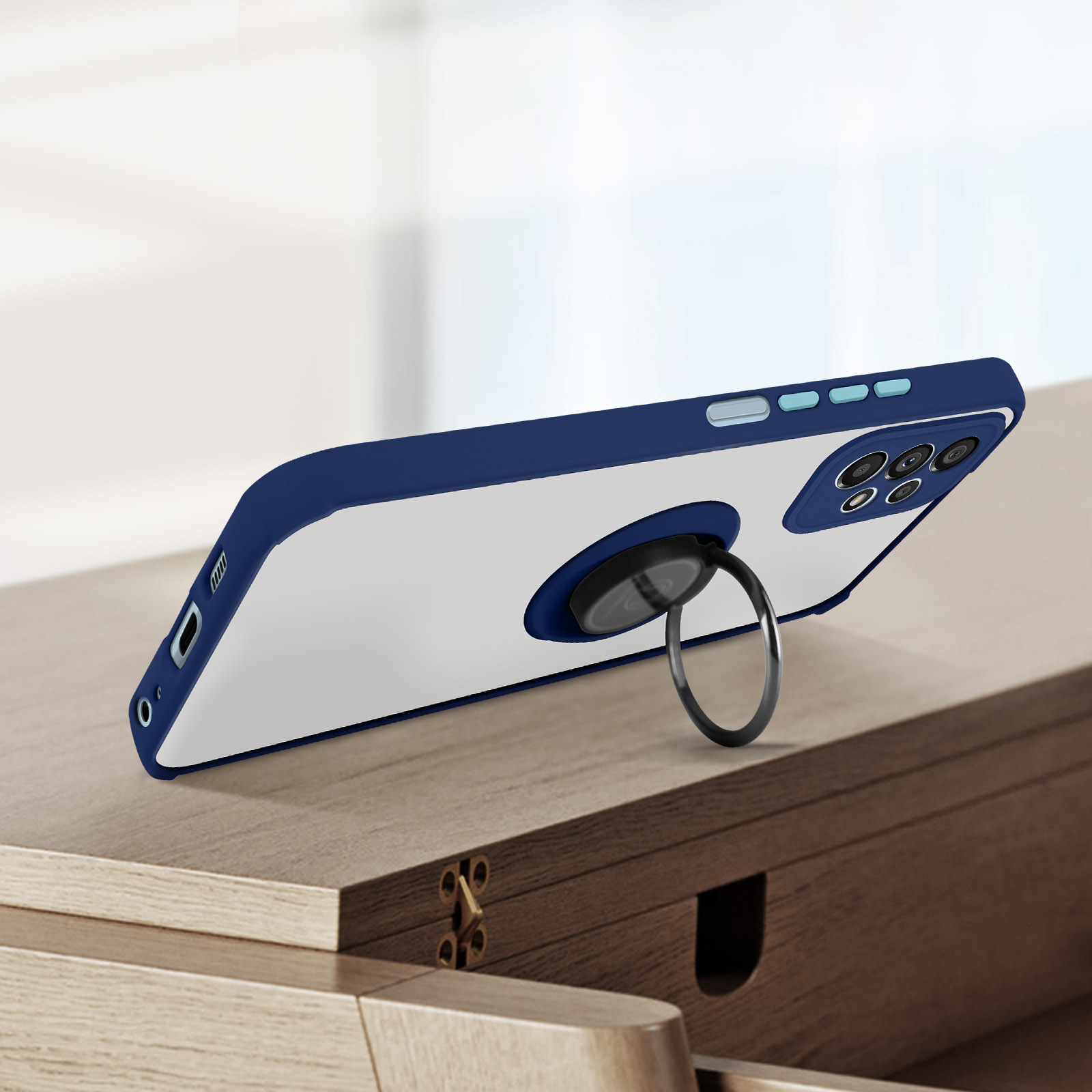 Blauwe en doorzichtige telefoonhoes met ringhouder, op een houten ondergrond.