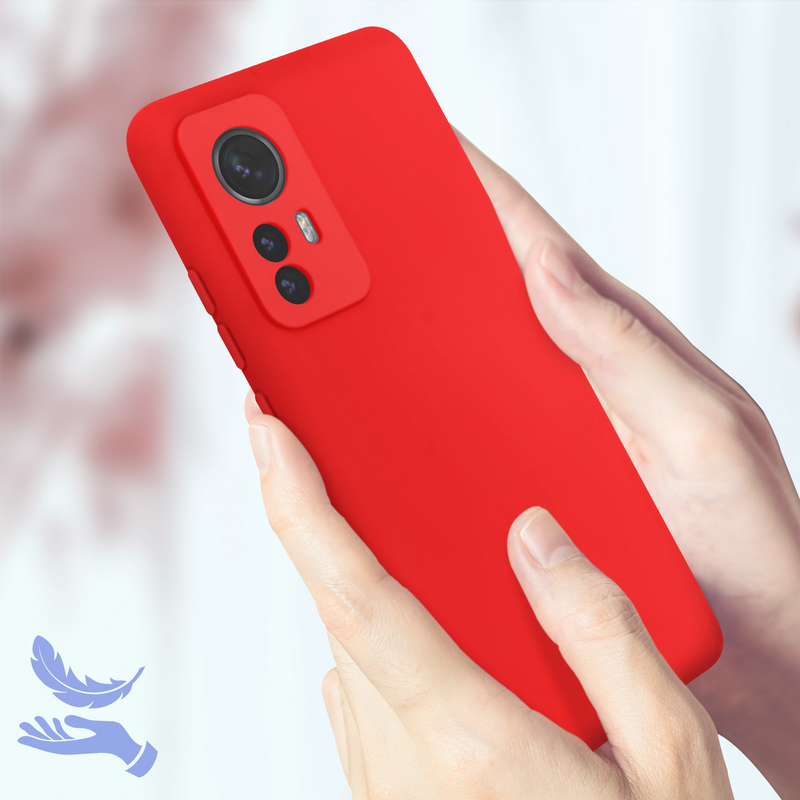 Telefono rosso in una custodia rossa. Mani che tengono il telefono.