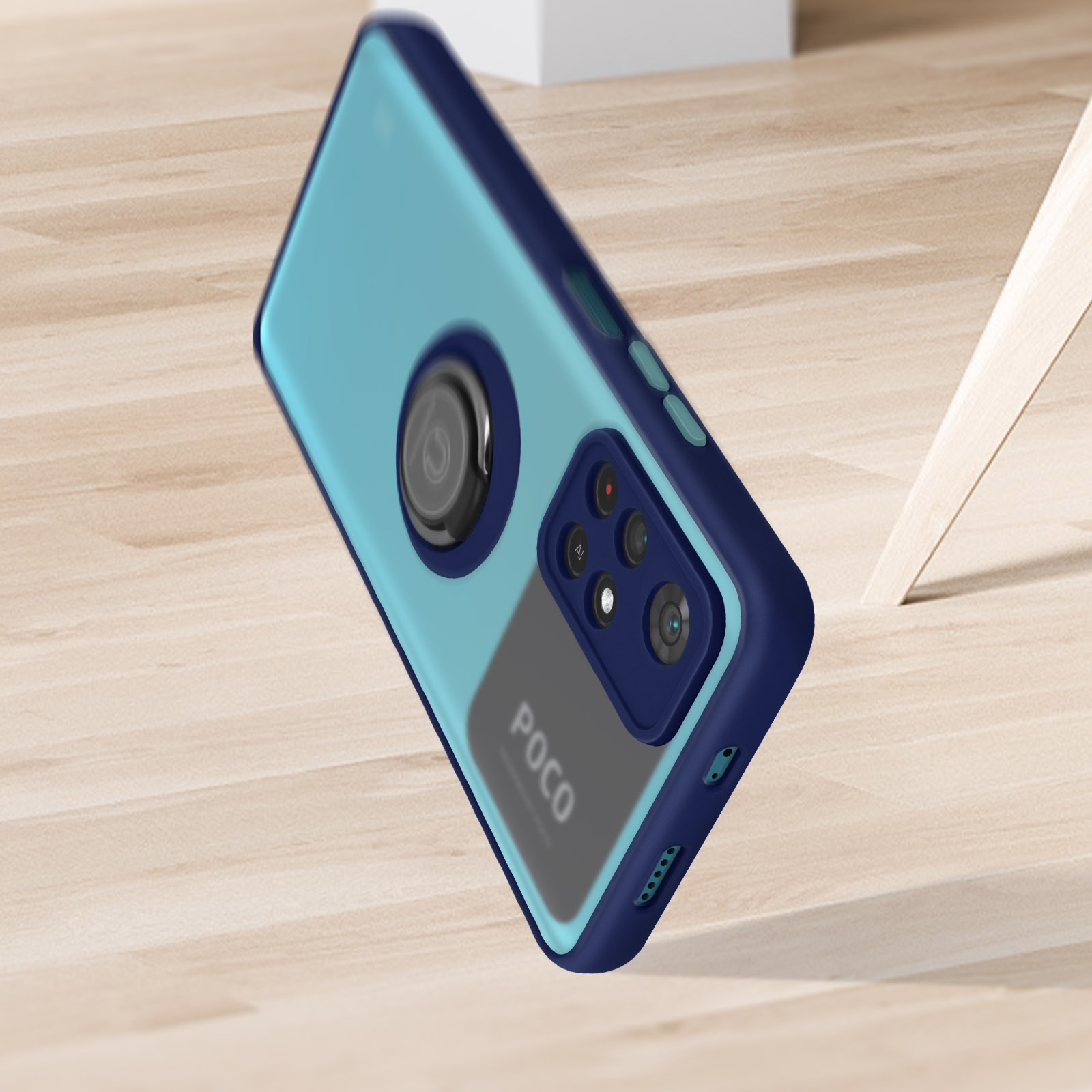 Un téléphone dans un étui bleu et transparent est sur une surface en bois, avec une étiquette Poco visible.