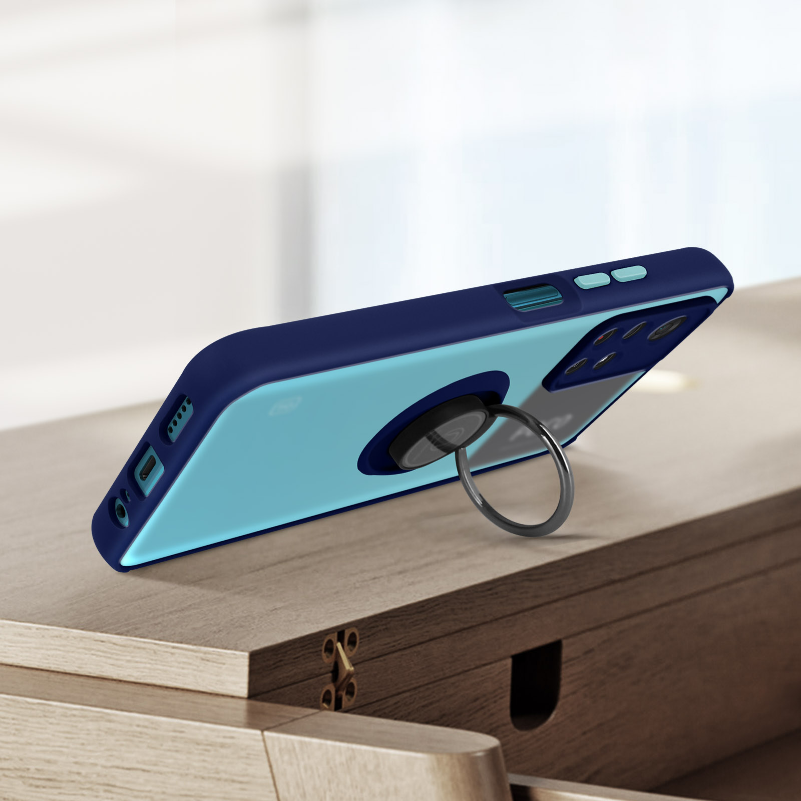 Un téléphone dans un étui bleu avec un support d'anneau, affiché sur une surface en bois.