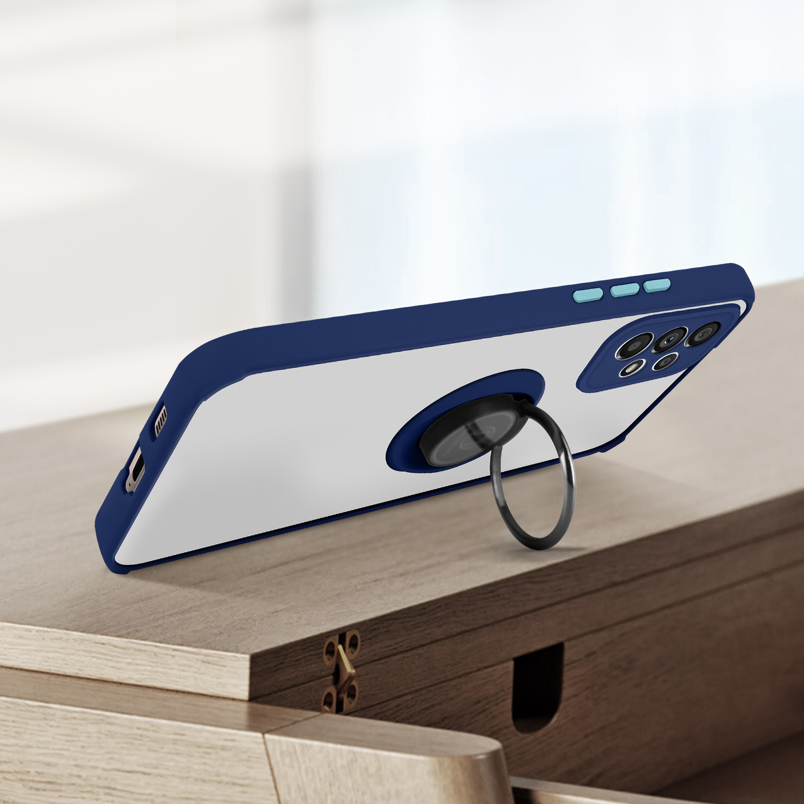 Blauwe en witte telefoonhoes met ring. Op een houten tafel.