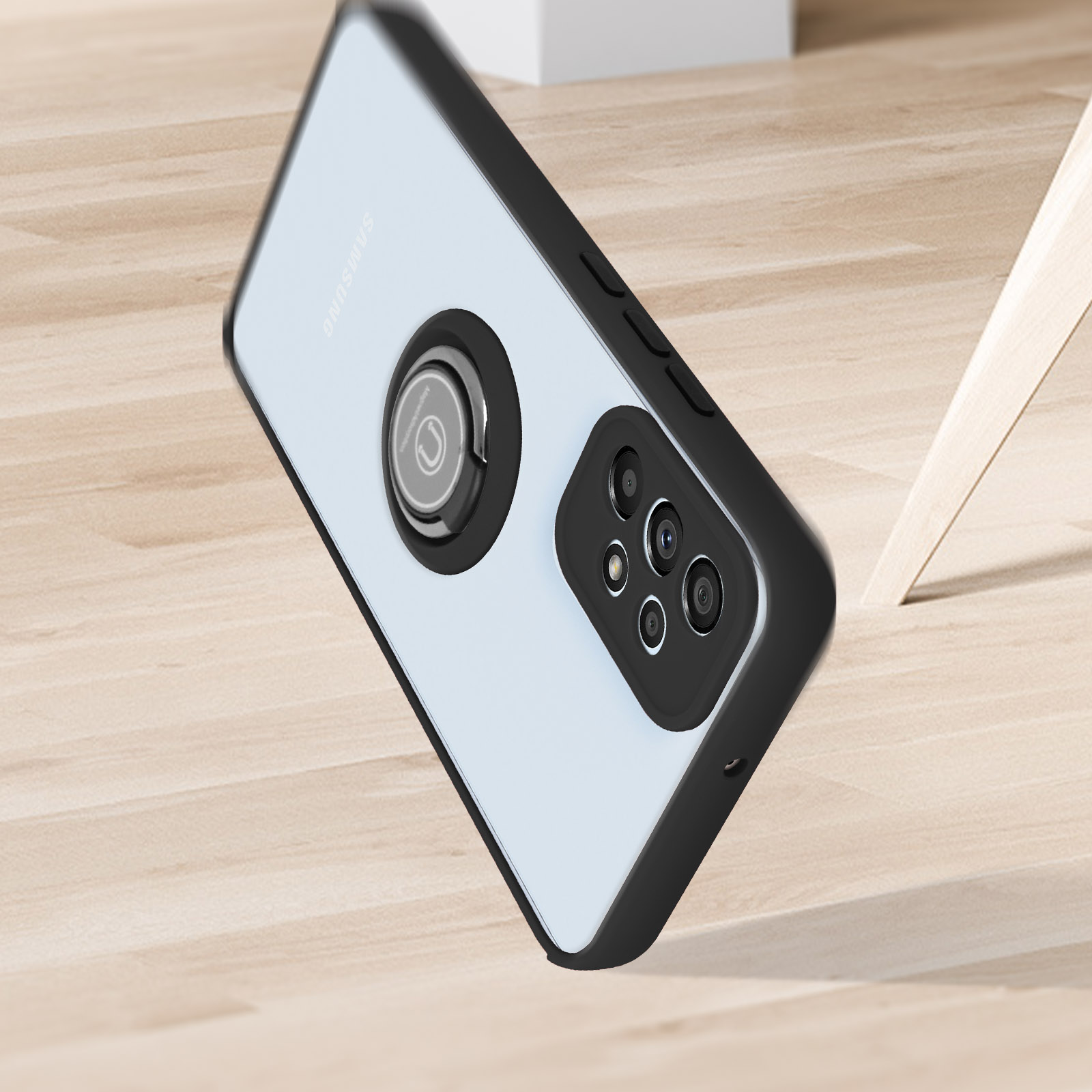 Coque de téléphone noire et transparente avec anneau, vue en angle, sur une surface en bois.