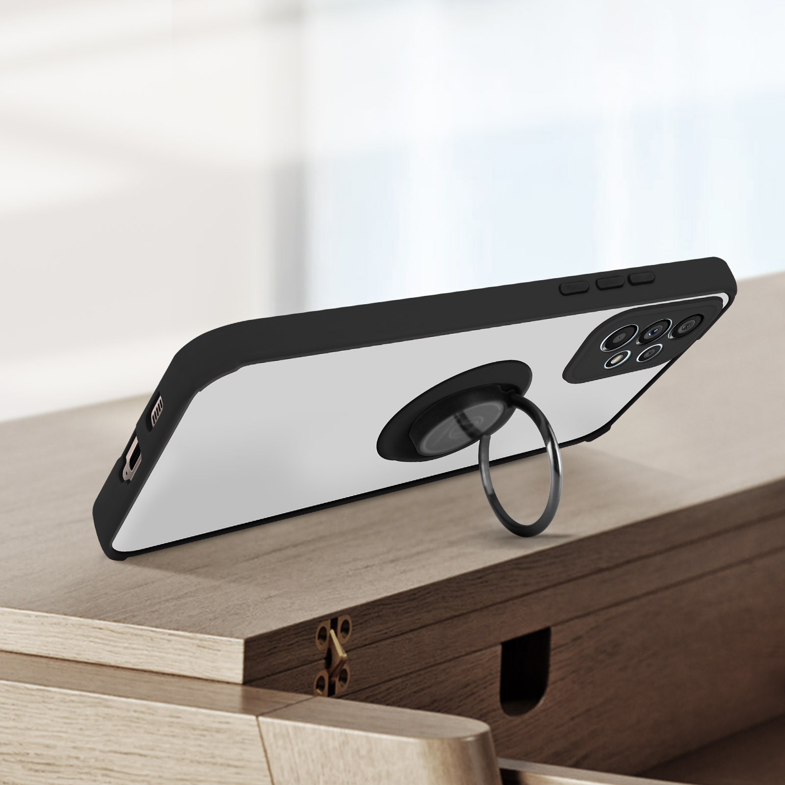 Coque de téléphone avec caméra et support noir. Appuyée sur une surface en bois.