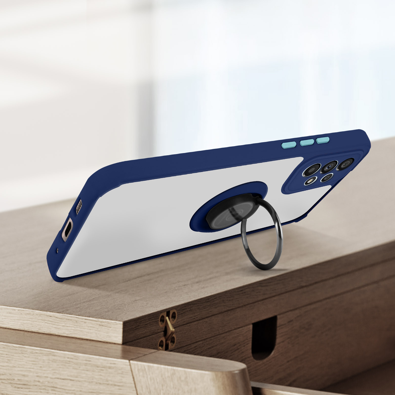 Transparante telefoonhoes met een ringhouder en een blauwe rand, op een houten tafel.