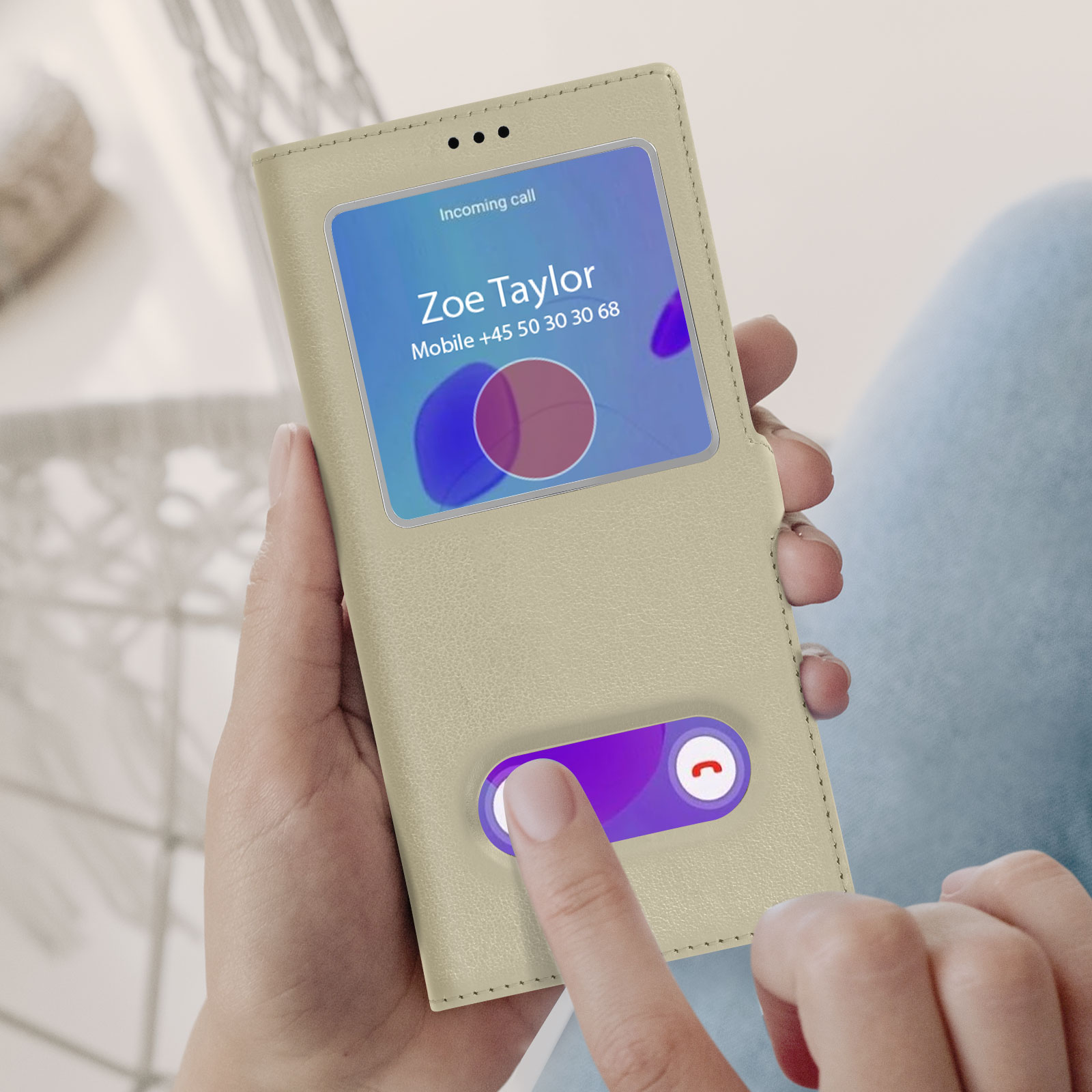 Un étui de téléphone avec un écran affichant un appel entrant de Zoe Taylor. Un doigt touche le bouton de réponse.