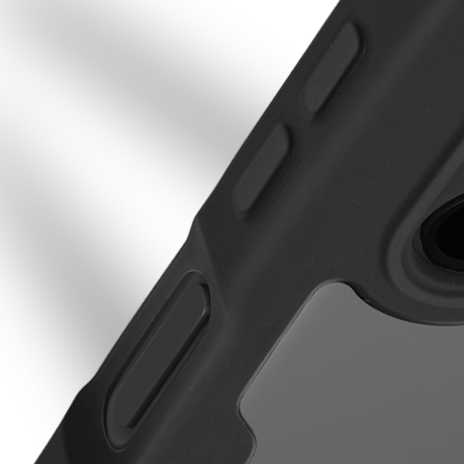 Close-up van een zwarte telefoonhoes met knoppen en een kleine camera-uitsparing. De hoes is getextureerd.