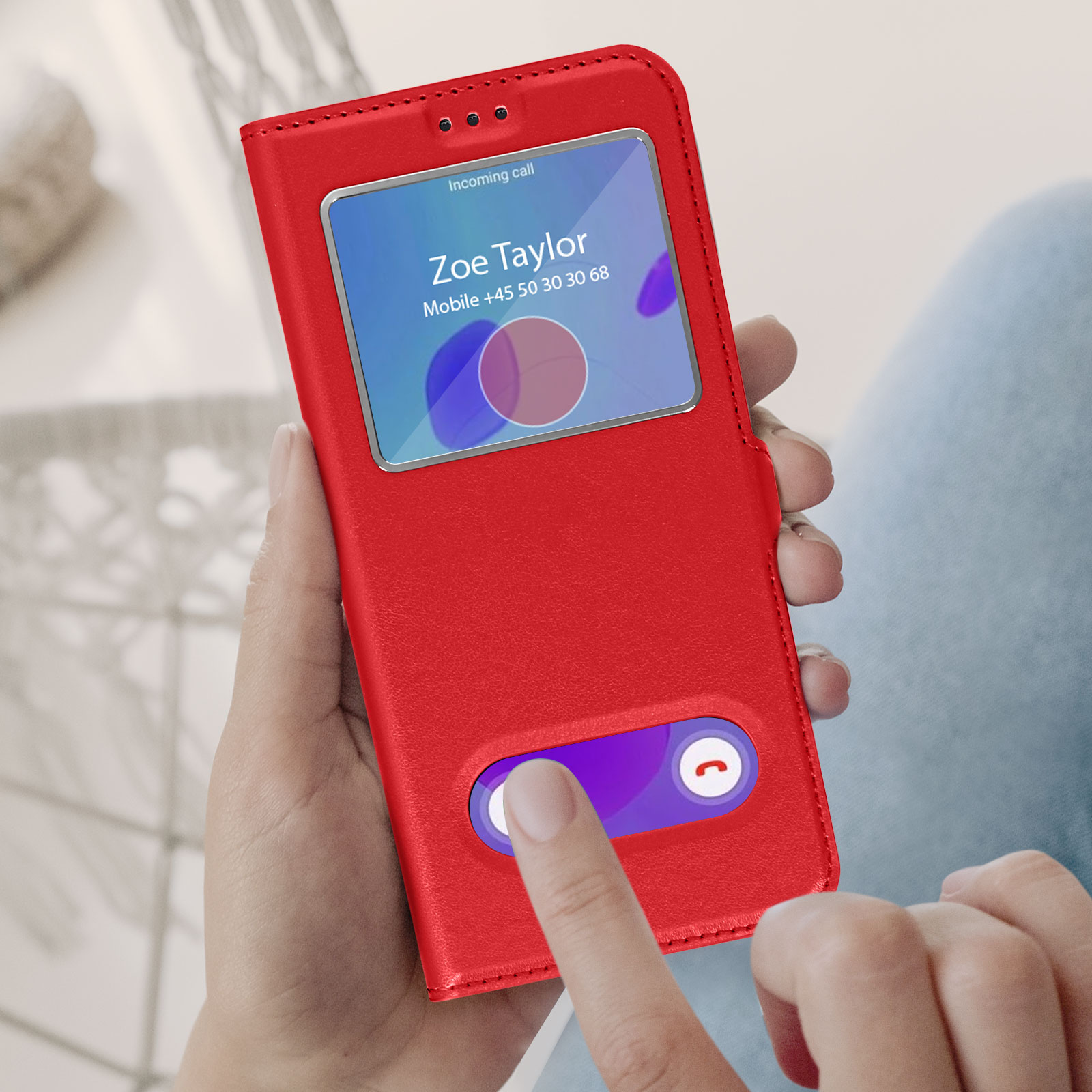Coque de téléphone rouge affichant un appel entrant. Affiche le nom Zoe Taylor et le numéro.