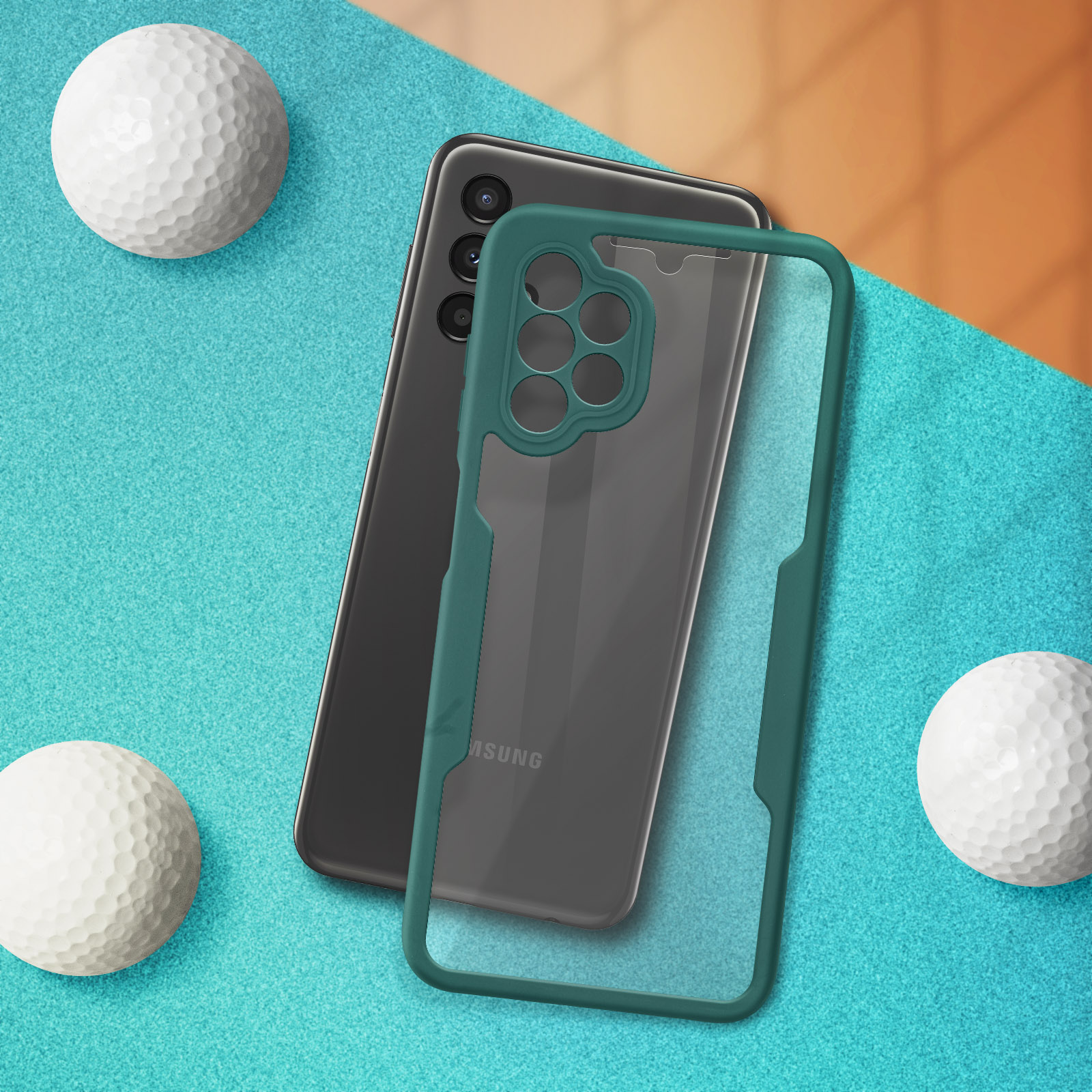 Telefoonhoesje met groen frame op een telefoon. Twee golfballen op een blauw oppervlak.