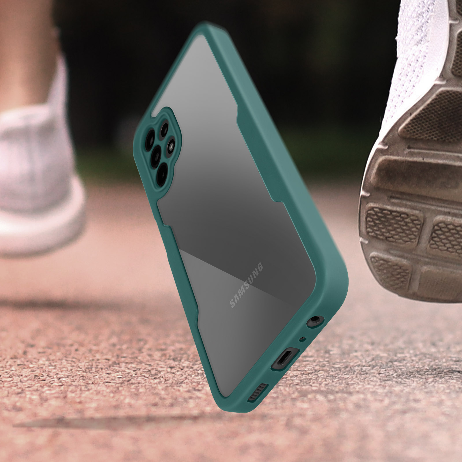 Groene telefoonhoes met een transparante achterkant. Rennende persoon op de achtergrond.