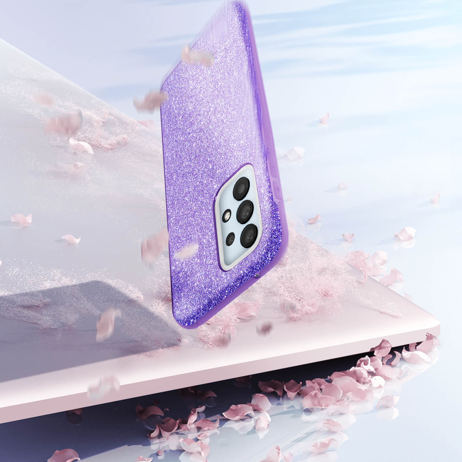 Paarse glitter telefoonhoes met telefoon die valt, omringd door roze bloemblaadjes.