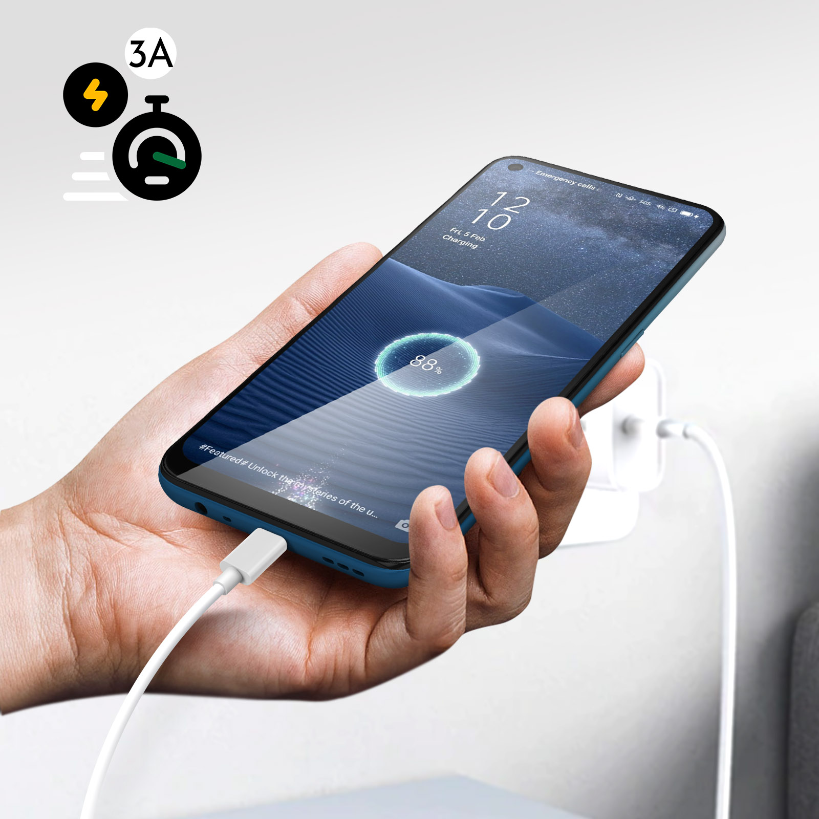 Mano sosteniendo un teléfono azul cargando. La pantalla muestra un 88% de carga. Cargador blanco en el fondo.