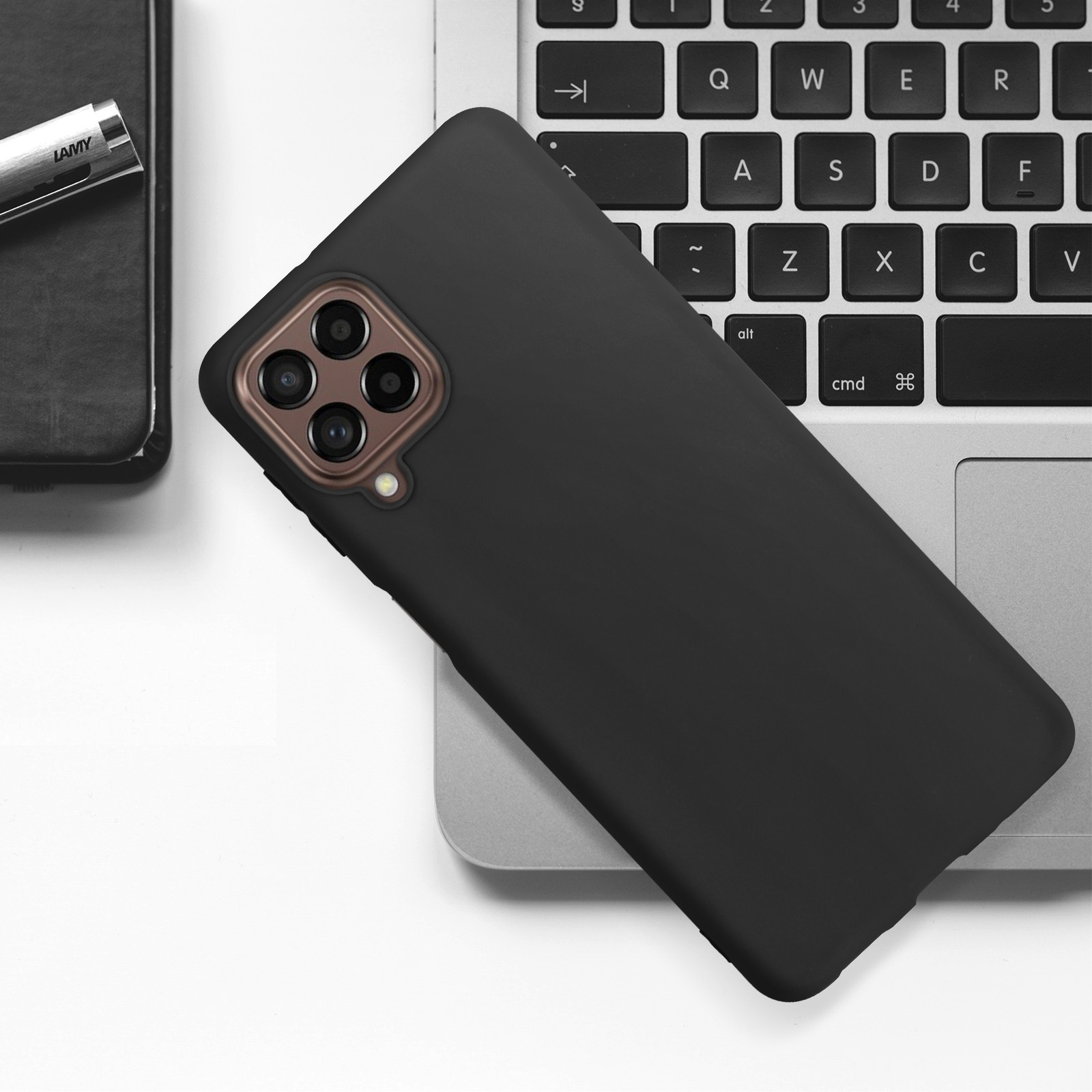 Una custodia nera per telefono su una tastiera di un laptop. La custodia copre il telefono.