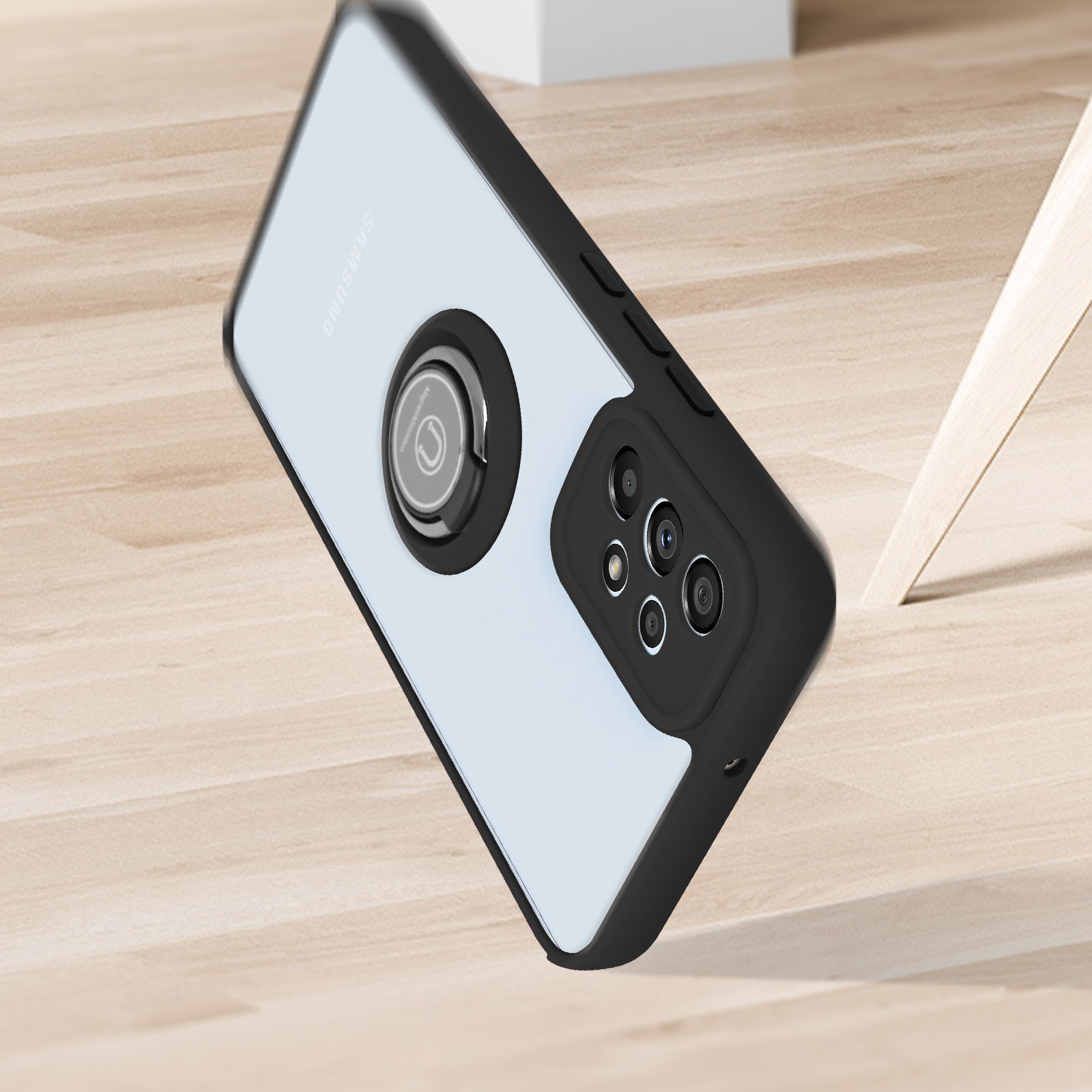 Custodia del telefono con anello su superficie in legno. Visibile il retro del telefono con lenti della fotocamera.