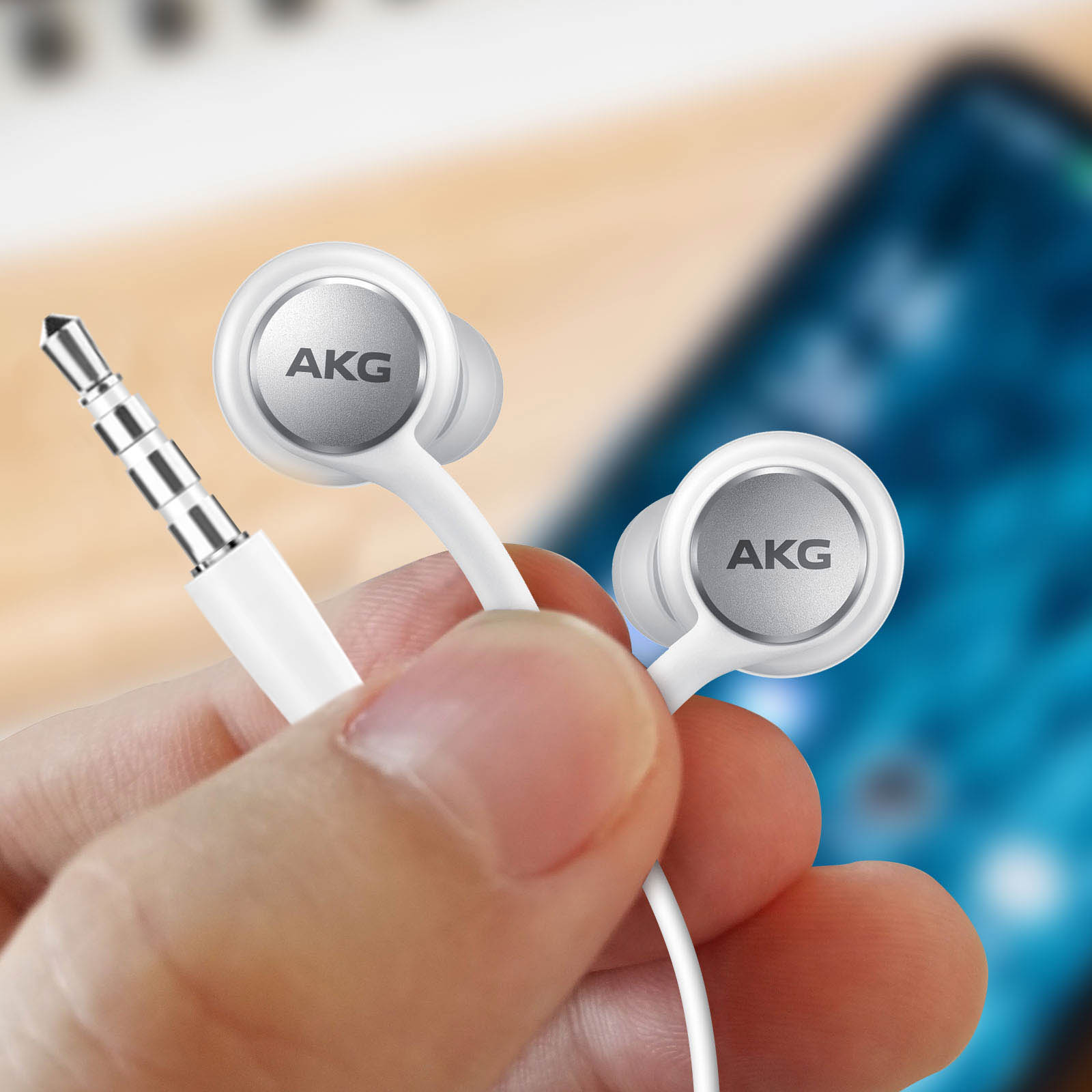 Auriculares AKG blancos con detalle plateado y conector.