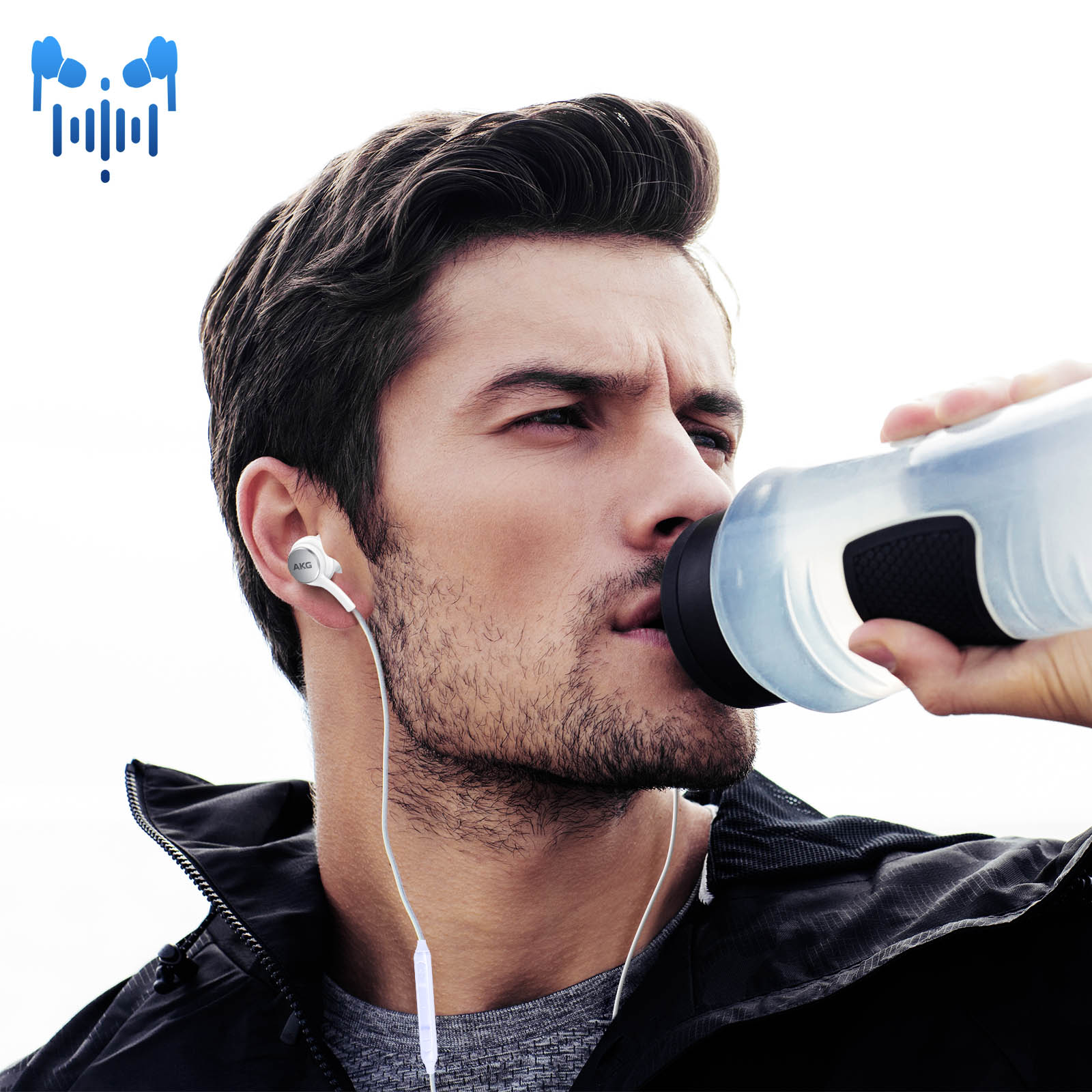 Hombre bebiendo de una botella de agua, auriculares blancos en las orejas. Icono de onda sonora azul.