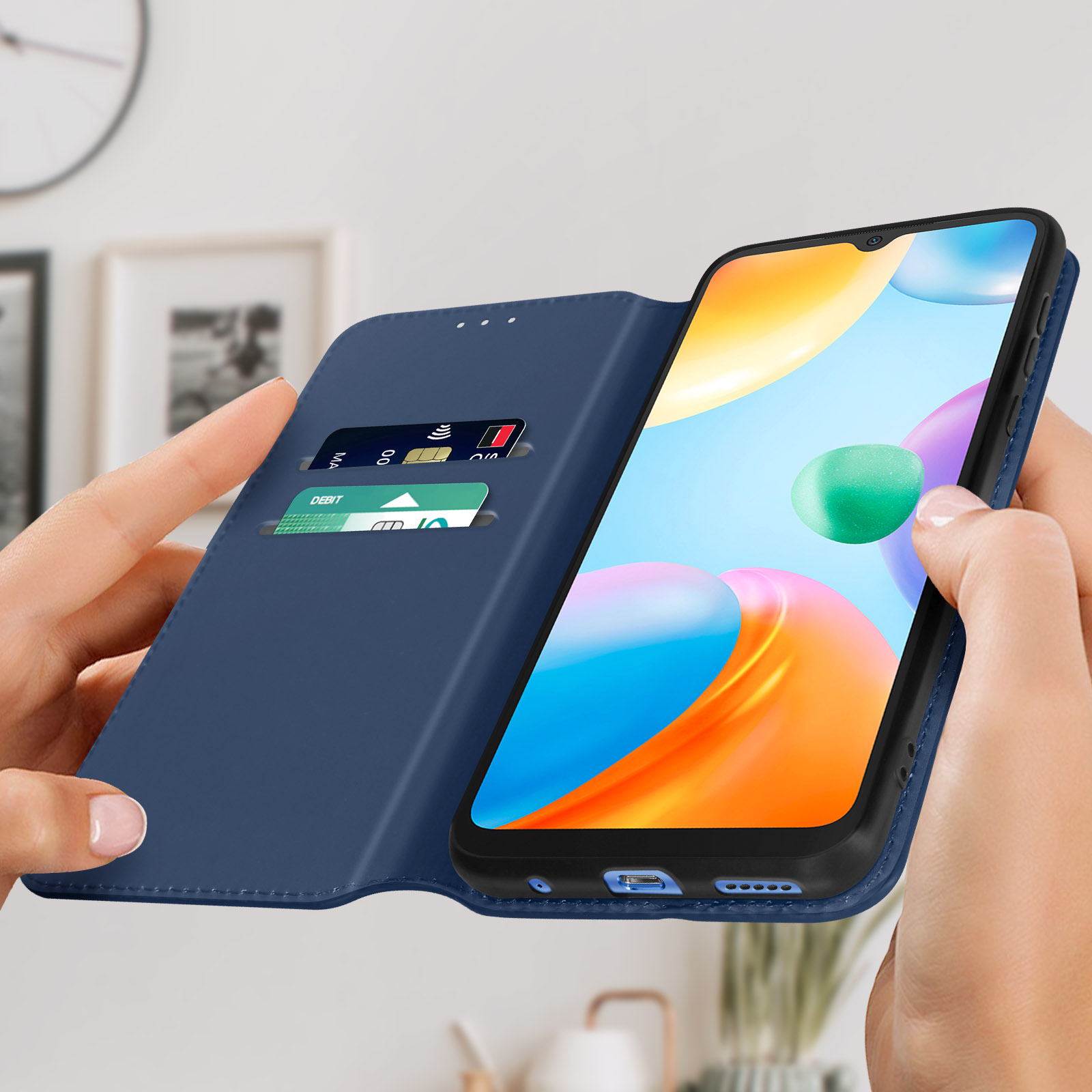 Étui de téléphone bleu avec téléphone à l'intérieur, ouvert montrant l'écran et les fentes pour cartes.