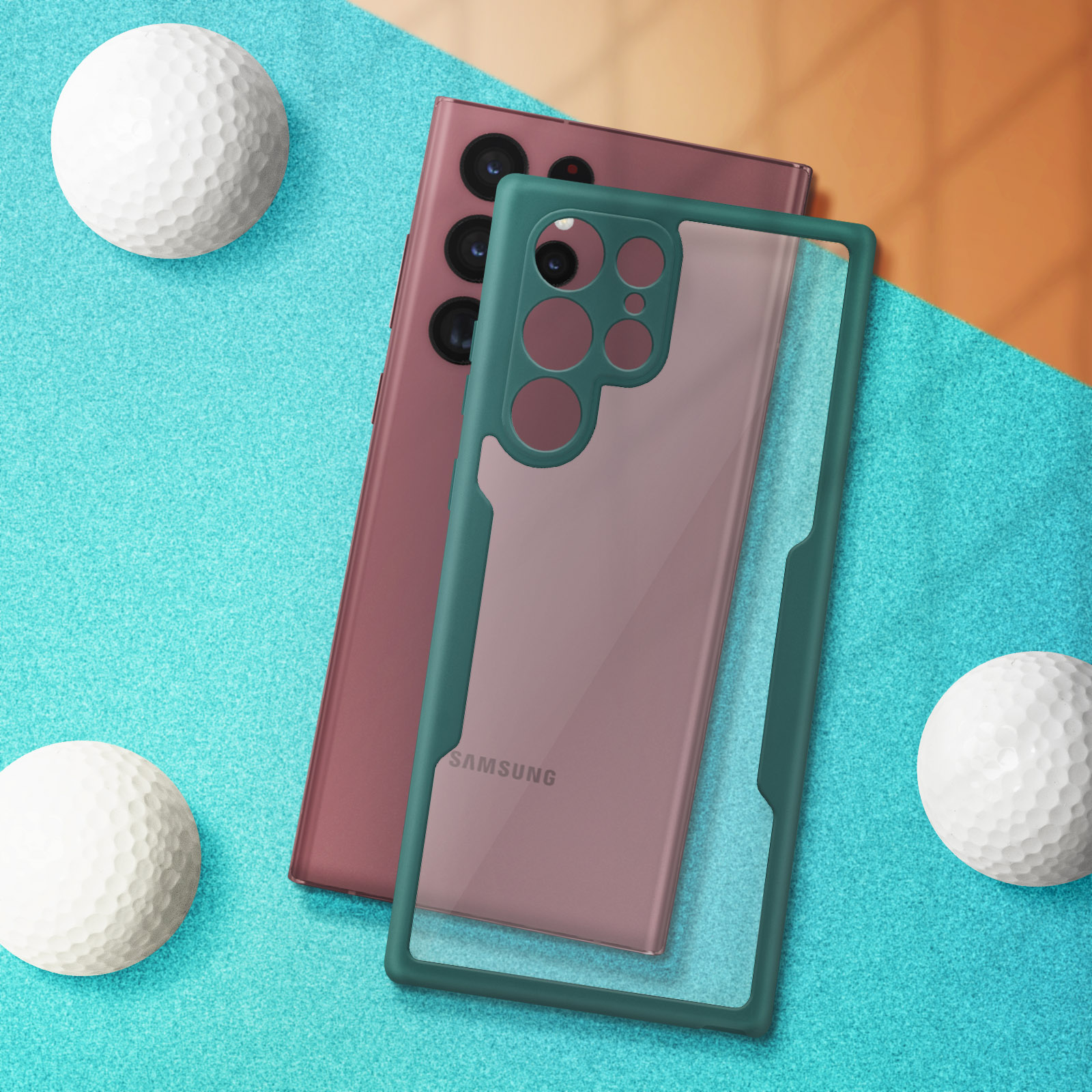 Telefono e custodia su una superficie blu. Palline da golf ai lati. Il telefono è rosa, la custodia è verde.